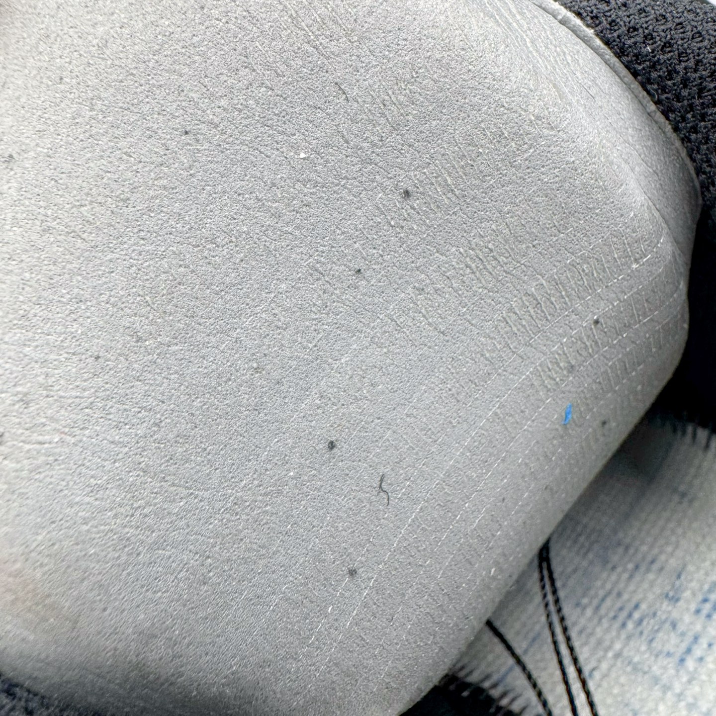 图片[22]-＃纯原 NK Air Force 1 Low \’07 空军一号低帮经典板鞋 2025新版 黑白 FZ0627-010 独家私模2025全新鱼鳞纹大底 咬花纹路更加清晰 全新排版鞋头倒置五角星 五角星对比旧版老版本 间距放大 星星缩小 全套官方原配件 防尘布袋 全鞋电脑针车 工整有序 视觉效果满分 原厂拉帮手法 标准四线 密度针距针孔大小控制到位 原装反口里网布海绵 正确卡色网眼大小 新版鞋撑改用纸团代替 原厂港宝加持完美还原灵魂版型 从里到外百分百还原 内置Sole气垫 中底白色背胶 已经无限的接近公司 原厂楦头 原厂刺绣 后跟弧度完美 尺码：35.5 36 36.5 37.5 38 38.5 39 40 40.5 41 42 42.5 43 44 44.5 45 46-选品中心