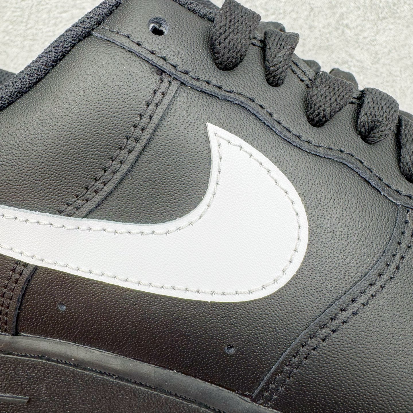 图片[12]-＃纯原 NK Air Force 1 Low \’07 空军一号低帮经典板鞋 2025新版 黑白 FZ0627-010 独家私模2025全新鱼鳞纹大底 咬花纹路更加清晰 全新排版鞋头倒置五角星 五角星对比旧版老版本 间距放大 星星缩小 全套官方原配件 防尘布袋 全鞋电脑针车 工整有序 视觉效果满分 原厂拉帮手法 标准四线 密度针距针孔大小控制到位 原装反口里网布海绵 正确卡色网眼大小 新版鞋撑改用纸团代替 原厂港宝加持完美还原灵魂版型 从里到外百分百还原 内置Sole气垫 中底白色背胶 已经无限的接近公司 原厂楦头 原厂刺绣 后跟弧度完美 尺码：35.5 36 36.5 37.5 38 38.5 39 40 40.5 41 42 42.5 43 44 44.5 45 46-选品中心