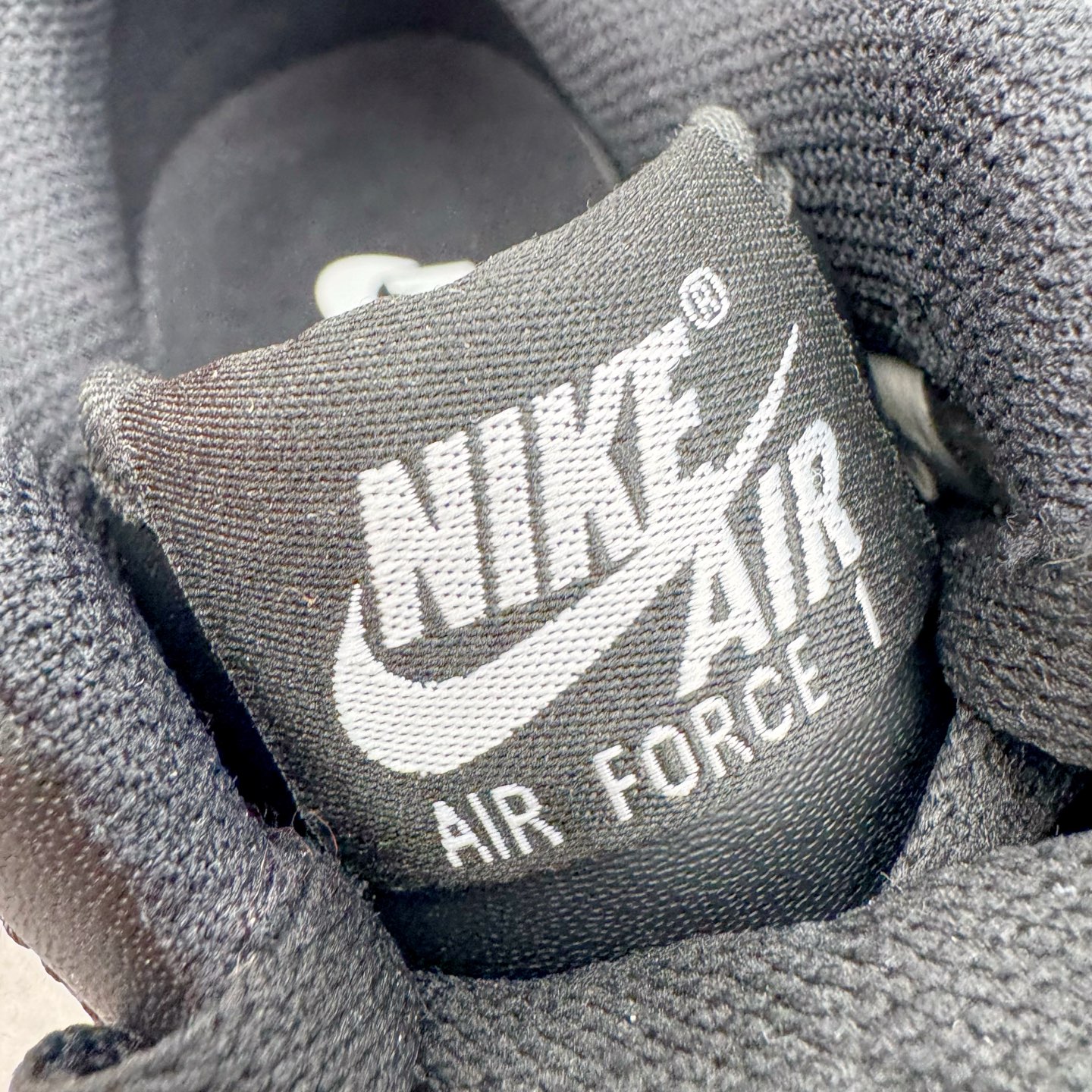 图片[18]-＃纯原 NK Air Force 1 Low \’07 空军一号低帮经典板鞋 2025新版 黑白 FZ0627-010 独家私模2025全新鱼鳞纹大底 咬花纹路更加清晰 全新排版鞋头倒置五角星 五角星对比旧版老版本 间距放大 星星缩小 全套官方原配件 防尘布袋 全鞋电脑针车 工整有序 视觉效果满分 原厂拉帮手法 标准四线 密度针距针孔大小控制到位 原装反口里网布海绵 正确卡色网眼大小 新版鞋撑改用纸团代替 原厂港宝加持完美还原灵魂版型 从里到外百分百还原 内置Sole气垫 中底白色背胶 已经无限的接近公司 原厂楦头 原厂刺绣 后跟弧度完美 尺码：35.5 36 36.5 37.5 38 38.5 39 40 40.5 41 42 42.5 43 44 44.5 45 46-选品中心