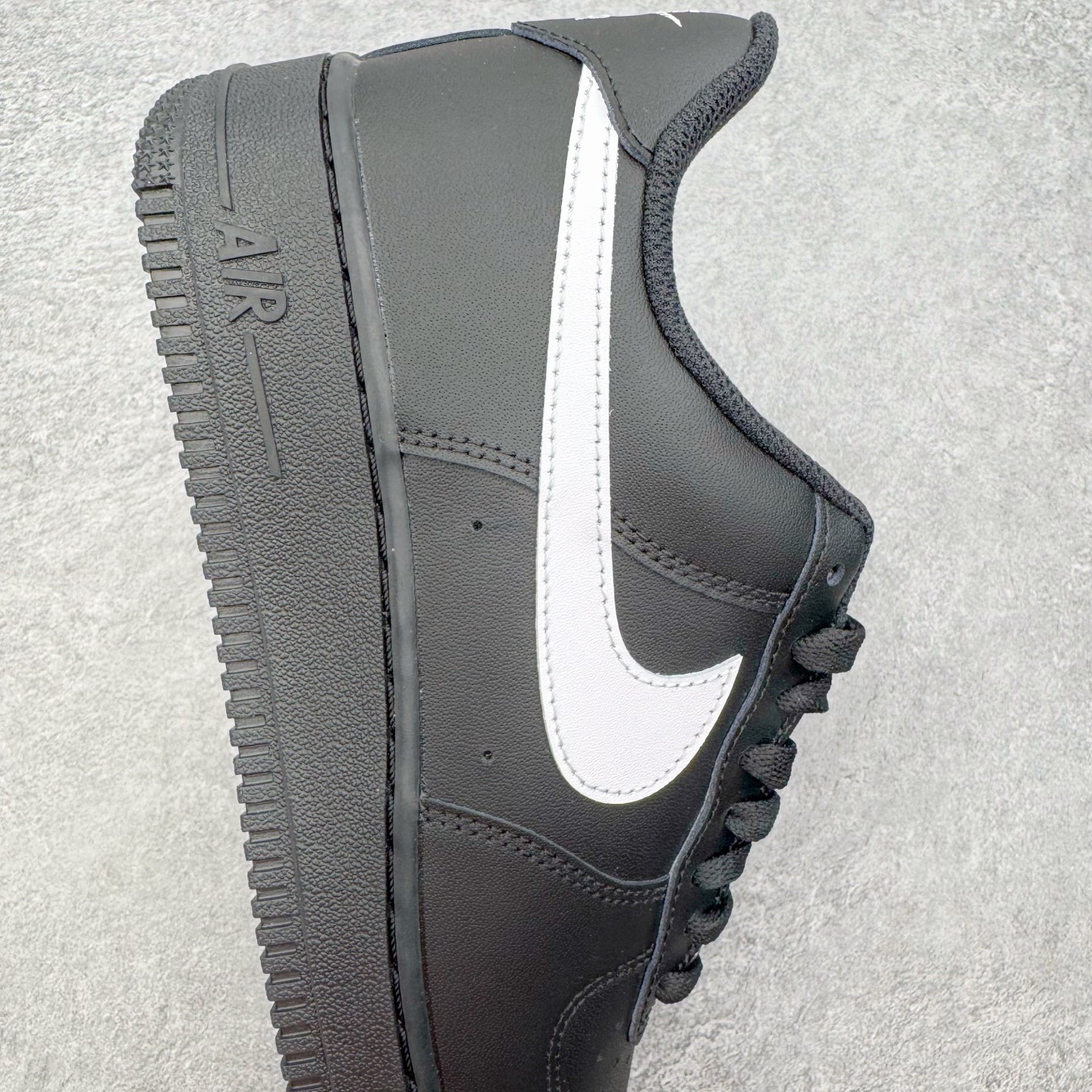 图片[7]-＃纯原 NK Air Force 1 Low \’07 空军一号低帮经典板鞋 2025新版 黑白 FZ0627-010 独家私模2025全新鱼鳞纹大底 咬花纹路更加清晰 全新排版鞋头倒置五角星 五角星对比旧版老版本 间距放大 星星缩小 全套官方原配件 防尘布袋 全鞋电脑针车 工整有序 视觉效果满分 原厂拉帮手法 标准四线 密度针距针孔大小控制到位 原装反口里网布海绵 正确卡色网眼大小 新版鞋撑改用纸团代替 原厂港宝加持完美还原灵魂版型 从里到外百分百还原 内置Sole气垫 中底白色背胶 已经无限的接近公司 原厂楦头 原厂刺绣 后跟弧度完美 尺码：35.5 36 36.5 37.5 38 38.5 39 40 40.5 41 42 42.5 43 44 44.5 45 46-选品中心