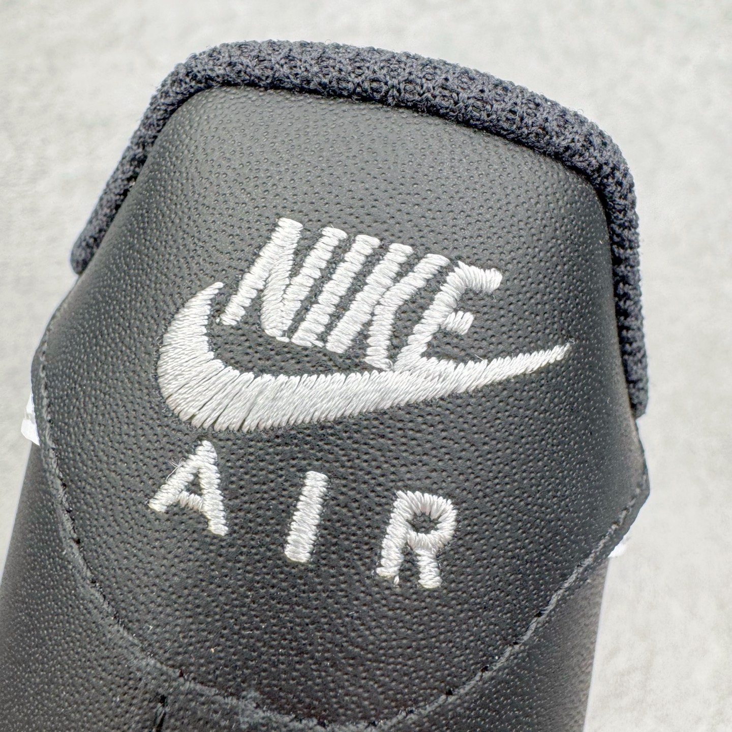 图片[13]-＃纯原 NK Air Force 1 Low \’07 空军一号低帮经典板鞋 2025新版 黑白 FZ0627-010 独家私模2025全新鱼鳞纹大底 咬花纹路更加清晰 全新排版鞋头倒置五角星 五角星对比旧版老版本 间距放大 星星缩小 全套官方原配件 防尘布袋 全鞋电脑针车 工整有序 视觉效果满分 原厂拉帮手法 标准四线 密度针距针孔大小控制到位 原装反口里网布海绵 正确卡色网眼大小 新版鞋撑改用纸团代替 原厂港宝加持完美还原灵魂版型 从里到外百分百还原 内置Sole气垫 中底白色背胶 已经无限的接近公司 原厂楦头 原厂刺绣 后跟弧度完美 尺码：35.5 36 36.5 37.5 38 38.5 39 40 40.5 41 42 42.5 43 44 44.5 45 46-选品中心