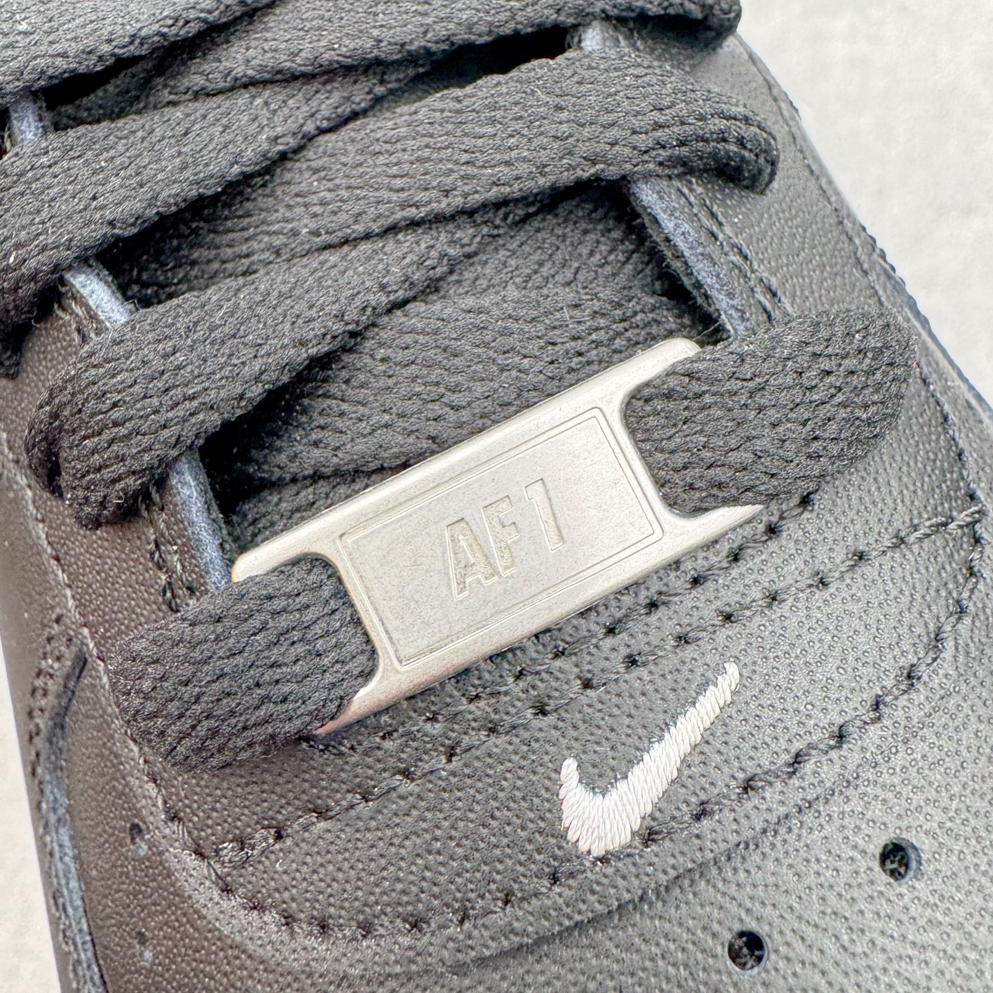 图片[17]-＃纯原 NK Air Force 1 Low \’07 空军一号低帮经典板鞋 2025新版 黑白 FZ0627-010 独家私模2025全新鱼鳞纹大底 咬花纹路更加清晰 全新排版鞋头倒置五角星 五角星对比旧版老版本 间距放大 星星缩小 全套官方原配件 防尘布袋 全鞋电脑针车 工整有序 视觉效果满分 原厂拉帮手法 标准四线 密度针距针孔大小控制到位 原装反口里网布海绵 正确卡色网眼大小 新版鞋撑改用纸团代替 原厂港宝加持完美还原灵魂版型 从里到外百分百还原 内置Sole气垫 中底白色背胶 已经无限的接近公司 原厂楦头 原厂刺绣 后跟弧度完美 尺码：35.5 36 36.5 37.5 38 38.5 39 40 40.5 41 42 42.5 43 44 44.5 45 46-选品中心