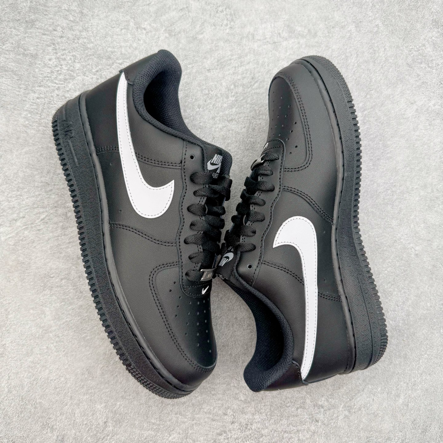 图片[3]-＃纯原 NK Air Force 1 Low \’07 空军一号低帮经典板鞋 2025新版 黑白 FZ0627-010 独家私模2025全新鱼鳞纹大底 咬花纹路更加清晰 全新排版鞋头倒置五角星 五角星对比旧版老版本 间距放大 星星缩小 全套官方原配件 防尘布袋 全鞋电脑针车 工整有序 视觉效果满分 原厂拉帮手法 标准四线 密度针距针孔大小控制到位 原装反口里网布海绵 正确卡色网眼大小 新版鞋撑改用纸团代替 原厂港宝加持完美还原灵魂版型 从里到外百分百还原 内置Sole气垫 中底白色背胶 已经无限的接近公司 原厂楦头 原厂刺绣 后跟弧度完美 尺码：35.5 36 36.5 37.5 38 38.5 39 40 40.5 41 42 42.5 43 44 44.5 45 46-选品中心