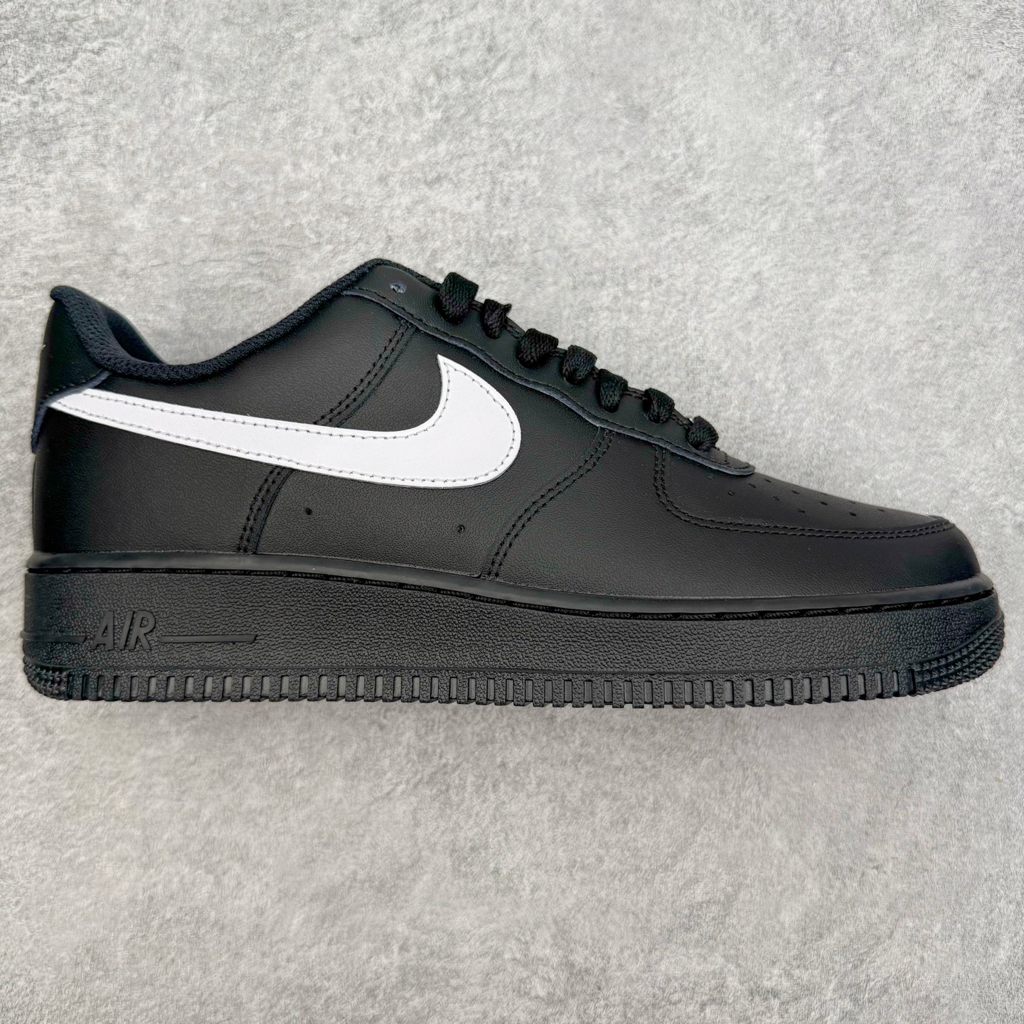 ＃纯原 NK Air Force 1 Low \'07 空军一号低帮经典板鞋 2025新版 黑白 FZ0627-010 独家私模2025全新鱼鳞纹大底 咬花纹路更加清晰 全新排版鞋头倒置五角星 五角星对比旧版老版本 间距放大 星星缩小 全套官方原配件 防尘布袋 全鞋电脑针车 工整有序 视觉效果满分 原厂拉帮手法 标准四线 密度针距针孔大小控制到位 原装反口里网布海绵 正确卡色网眼大小 新版鞋撑改用纸团代替 原厂港宝加持完美还原灵魂版型 从里到外百分百还原 内置Sole气垫 中底白色背胶 已经无限的接近公司 原厂楦头 原厂刺绣 后跟弧度完美 尺码：35.5 36 36.5 37.5 38 38.5 39 40 40.5 41 42 42.5 43 44 44.5 45 46-选品中心
