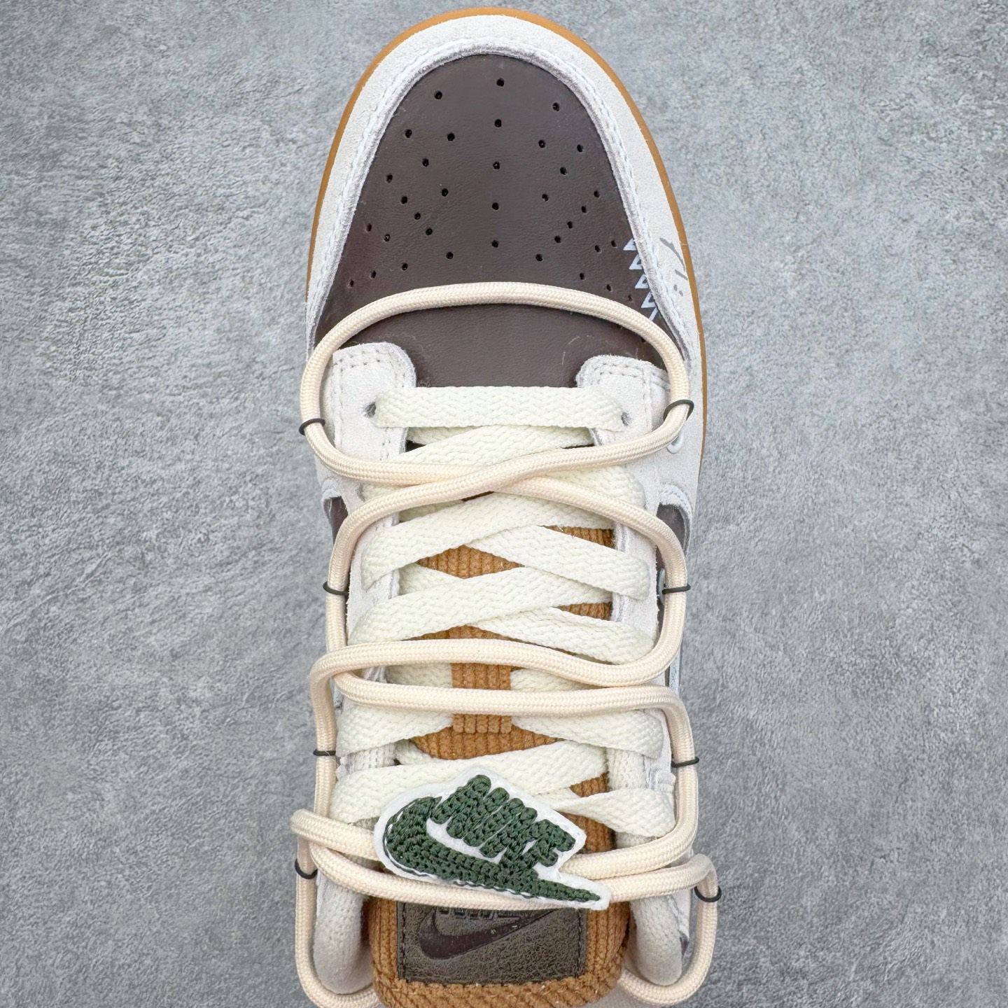 图片[4]-＃YC纯原 NK Dunk Low 啡啡抱抱 HQ3459-212 当米白底色遇见咖啡棕与天空蓝，沉稳而笃定，晕开旧时光的斑驳；侧翼那抹天空蓝突然闯入，仿佛晴空借了一片颜色。棕褐鞋底托起整个色调的质感，踏出的每一步，都像被暖咖轻轻拥抱——啡啡抱抱，是双关的温柔，也是踏实的浪漫。定制系列天花板 无原鞋不开发 全系列得物原鞋一比一校对开发 配色持续更新中 终端对接 优势输出 全套原厂楦头原纸板数据档案倾力打造 原汁原味莞产 极致还原 圈内最强针车工艺 高端零售指定版 广东原厂配套原盒原标 鞋盒分三个尺码段 原厂冲刀 超高清洁度 全鞋零毛边皮料切割 采用原厂百宏鞋带以及原厂百宏织唛舌标 内标可供原厂几率过验 进口原装条纹中底布 四线拉帮白色点胶 原厂拉帮手法遵循公司 原厂电绣 极致还原 SIZE 40 40.5 41 42 42.5 43 44 44.5 45 46-选品中心