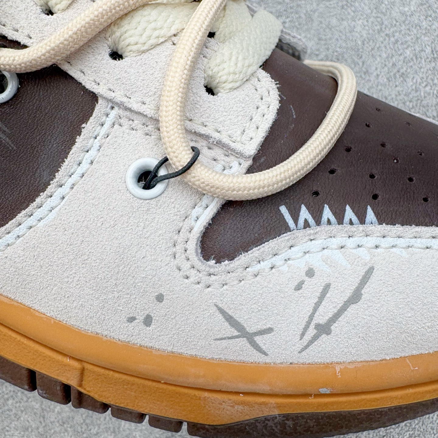 图片[11]-＃YC纯原 NK Dunk Low 啡啡抱抱 HQ3459-212 当米白底色遇见咖啡棕与天空蓝，沉稳而笃定，晕开旧时光的斑驳；侧翼那抹天空蓝突然闯入，仿佛晴空借了一片颜色。棕褐鞋底托起整个色调的质感，踏出的每一步，都像被暖咖轻轻拥抱——啡啡抱抱，是双关的温柔，也是踏实的浪漫。定制系列天花板 无原鞋不开发 全系列得物原鞋一比一校对开发 配色持续更新中 终端对接 优势输出 全套原厂楦头原纸板数据档案倾力打造 原汁原味莞产 极致还原 圈内最强针车工艺 高端零售指定版 广东原厂配套原盒原标 鞋盒分三个尺码段 原厂冲刀 超高清洁度 全鞋零毛边皮料切割 采用原厂百宏鞋带以及原厂百宏织唛舌标 内标可供原厂几率过验 进口原装条纹中底布 四线拉帮白色点胶 原厂拉帮手法遵循公司 原厂电绣 极致还原 SIZE 40 40.5 41 42 42.5 43 44 44.5 45 46-选品中心