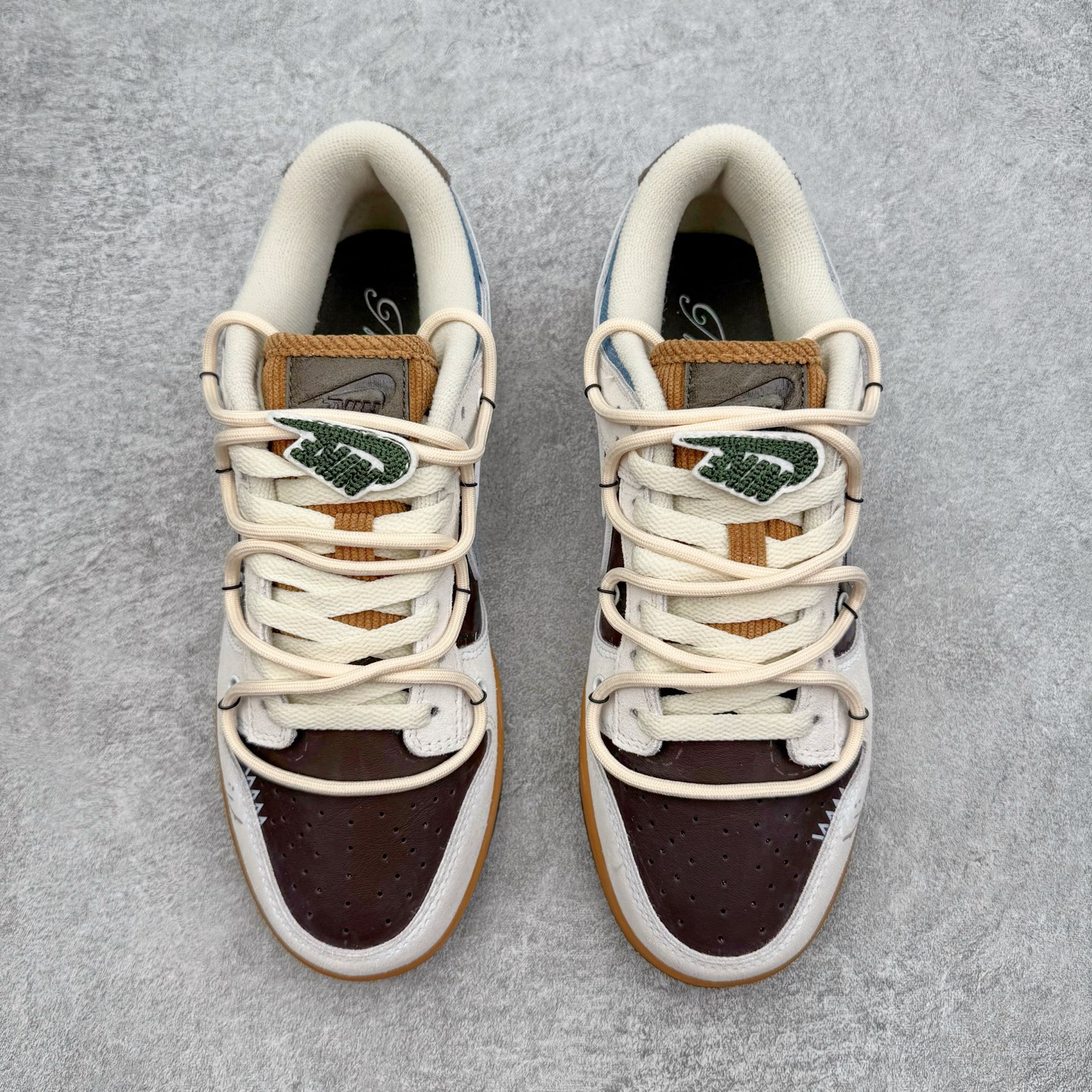 图片[2]-＃YC纯原 NK Dunk Low 啡啡抱抱 HQ3459-212 当米白底色遇见咖啡棕与天空蓝，沉稳而笃定，晕开旧时光的斑驳；侧翼那抹天空蓝突然闯入，仿佛晴空借了一片颜色。棕褐鞋底托起整个色调的质感，踏出的每一步，都像被暖咖轻轻拥抱——啡啡抱抱，是双关的温柔，也是踏实的浪漫。定制系列天花板 无原鞋不开发 全系列得物原鞋一比一校对开发 配色持续更新中 终端对接 优势输出 全套原厂楦头原纸板数据档案倾力打造 原汁原味莞产 极致还原 圈内最强针车工艺 高端零售指定版 广东原厂配套原盒原标 鞋盒分三个尺码段 原厂冲刀 超高清洁度 全鞋零毛边皮料切割 采用原厂百宏鞋带以及原厂百宏织唛舌标 内标可供原厂几率过验 进口原装条纹中底布 四线拉帮白色点胶 原厂拉帮手法遵循公司 原厂电绣 极致还原 SIZE 40 40.5 41 42 42.5 43 44 44.5 45 46-选品中心