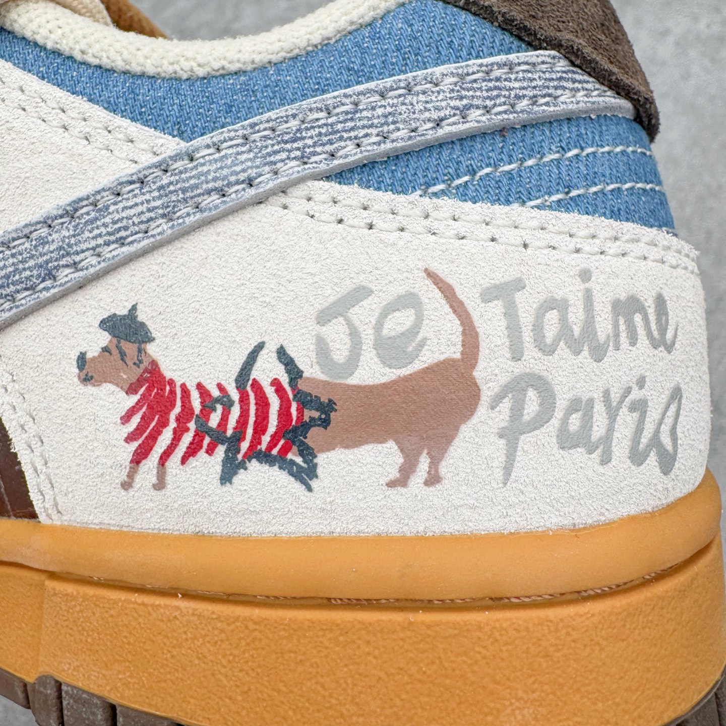 图片[15]-＃YC纯原 NK Dunk Low 啡啡抱抱 HQ3459-212 当米白底色遇见咖啡棕与天空蓝，沉稳而笃定，晕开旧时光的斑驳；侧翼那抹天空蓝突然闯入，仿佛晴空借了一片颜色。棕褐鞋底托起整个色调的质感，踏出的每一步，都像被暖咖轻轻拥抱——啡啡抱抱，是双关的温柔，也是踏实的浪漫。定制系列天花板 无原鞋不开发 全系列得物原鞋一比一校对开发 配色持续更新中 终端对接 优势输出 全套原厂楦头原纸板数据档案倾力打造 原汁原味莞产 极致还原 圈内最强针车工艺 高端零售指定版 广东原厂配套原盒原标 鞋盒分三个尺码段 原厂冲刀 超高清洁度 全鞋零毛边皮料切割 采用原厂百宏鞋带以及原厂百宏织唛舌标 内标可供原厂几率过验 进口原装条纹中底布 四线拉帮白色点胶 原厂拉帮手法遵循公司 原厂电绣 极致还原 SIZE 40 40.5 41 42 42.5 43 44 44.5 45 46-选品中心