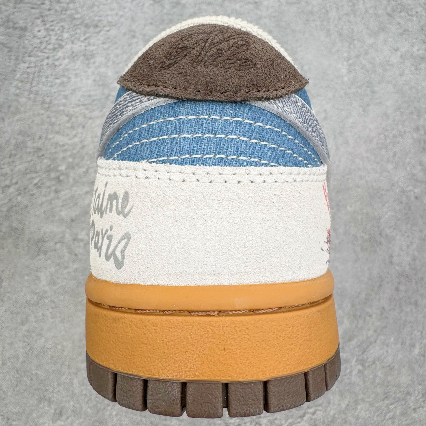 图片[8]-＃YC纯原 NK Dunk Low 啡啡抱抱 HQ3459-212 当米白底色遇见咖啡棕与天空蓝，沉稳而笃定，晕开旧时光的斑驳；侧翼那抹天空蓝突然闯入，仿佛晴空借了一片颜色。棕褐鞋底托起整个色调的质感，踏出的每一步，都像被暖咖轻轻拥抱——啡啡抱抱，是双关的温柔，也是踏实的浪漫。定制系列天花板 无原鞋不开发 全系列得物原鞋一比一校对开发 配色持续更新中 终端对接 优势输出 全套原厂楦头原纸板数据档案倾力打造 原汁原味莞产 极致还原 圈内最强针车工艺 高端零售指定版 广东原厂配套原盒原标 鞋盒分三个尺码段 原厂冲刀 超高清洁度 全鞋零毛边皮料切割 采用原厂百宏鞋带以及原厂百宏织唛舌标 内标可供原厂几率过验 进口原装条纹中底布 四线拉帮白色点胶 原厂拉帮手法遵循公司 原厂电绣 极致还原 SIZE 40 40.5 41 42 42.5 43 44 44.5 45 46-选品中心