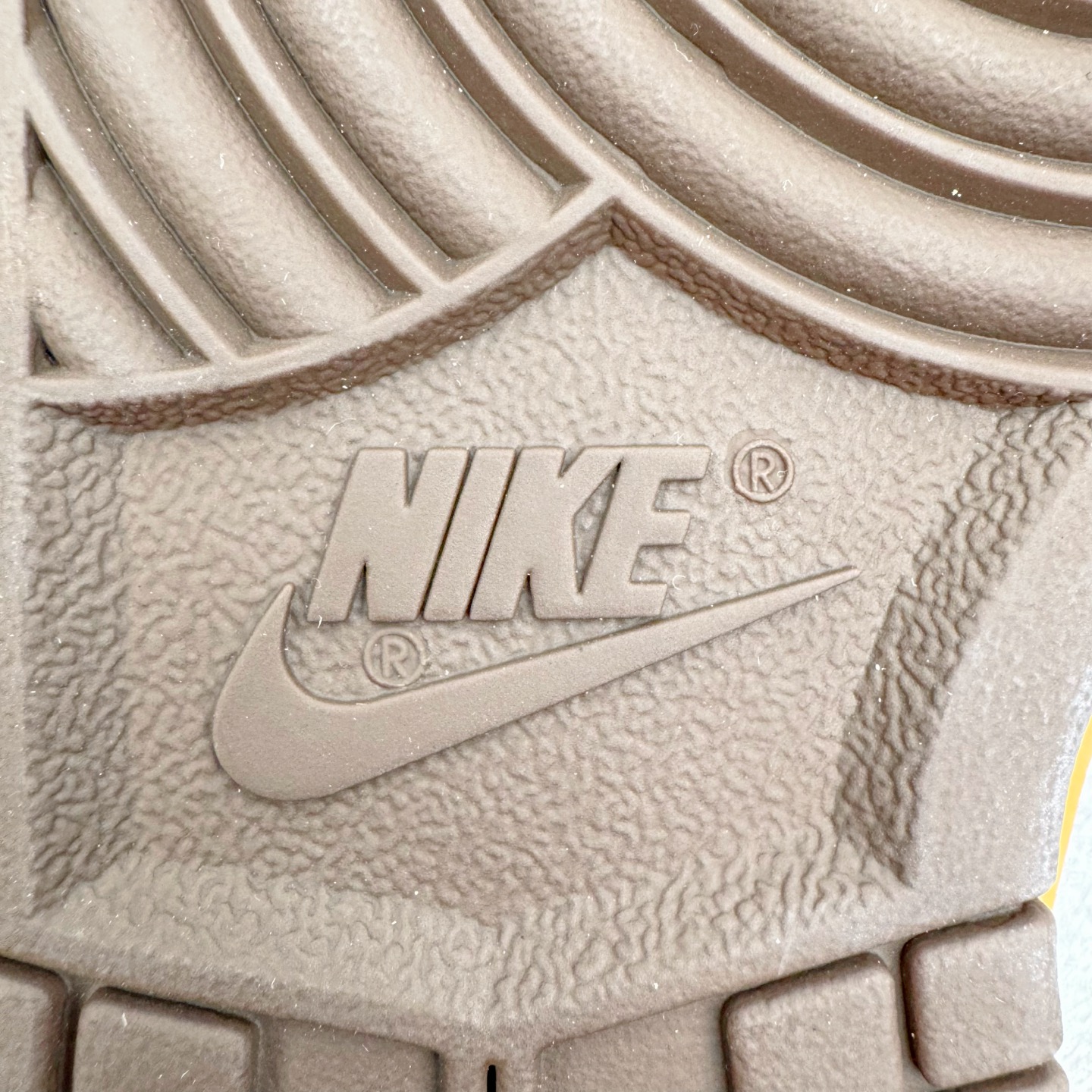 图片[10]-＃YC纯原 NK Dunk Low 啡啡抱抱 HQ3459-212 当米白底色遇见咖啡棕与天空蓝，沉稳而笃定，晕开旧时光的斑驳；侧翼那抹天空蓝突然闯入，仿佛晴空借了一片颜色。棕褐鞋底托起整个色调的质感，踏出的每一步，都像被暖咖轻轻拥抱——啡啡抱抱，是双关的温柔，也是踏实的浪漫。定制系列天花板 无原鞋不开发 全系列得物原鞋一比一校对开发 配色持续更新中 终端对接 优势输出 全套原厂楦头原纸板数据档案倾力打造 原汁原味莞产 极致还原 圈内最强针车工艺 高端零售指定版 广东原厂配套原盒原标 鞋盒分三个尺码段 原厂冲刀 超高清洁度 全鞋零毛边皮料切割 采用原厂百宏鞋带以及原厂百宏织唛舌标 内标可供原厂几率过验 进口原装条纹中底布 四线拉帮白色点胶 原厂拉帮手法遵循公司 原厂电绣 极致还原 SIZE 40 40.5 41 42 42.5 43 44 44.5 45 46-选品中心