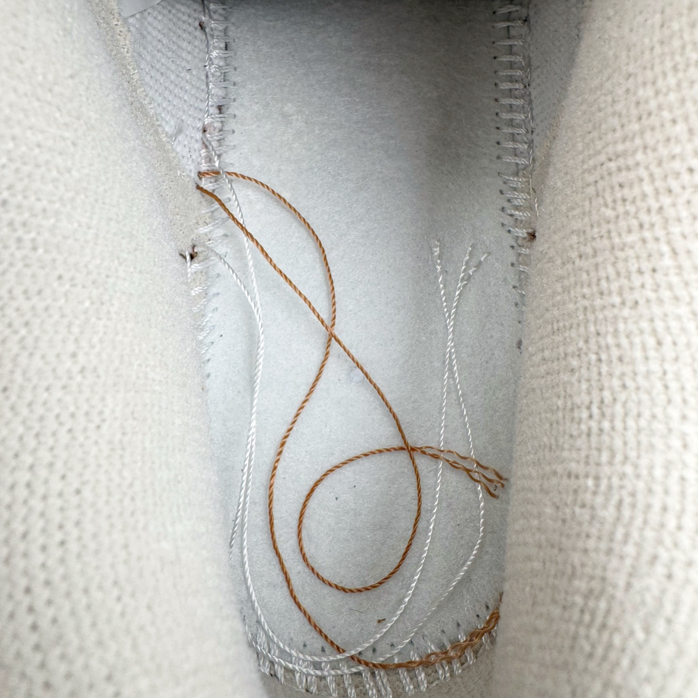 图片[17]-＃YC纯原 NK Dunk Low 啡啡抱抱 HQ3459-212 当米白底色遇见咖啡棕与天空蓝，沉稳而笃定，晕开旧时光的斑驳；侧翼那抹天空蓝突然闯入，仿佛晴空借了一片颜色。棕褐鞋底托起整个色调的质感，踏出的每一步，都像被暖咖轻轻拥抱——啡啡抱抱，是双关的温柔，也是踏实的浪漫。定制系列天花板 无原鞋不开发 全系列得物原鞋一比一校对开发 配色持续更新中 终端对接 优势输出 全套原厂楦头原纸板数据档案倾力打造 原汁原味莞产 极致还原 圈内最强针车工艺 高端零售指定版 广东原厂配套原盒原标 鞋盒分三个尺码段 原厂冲刀 超高清洁度 全鞋零毛边皮料切割 采用原厂百宏鞋带以及原厂百宏织唛舌标 内标可供原厂几率过验 进口原装条纹中底布 四线拉帮白色点胶 原厂拉帮手法遵循公司 原厂电绣 极致还原 SIZE 40 40.5 41 42 42.5 43 44 44.5 45 46-选品中心