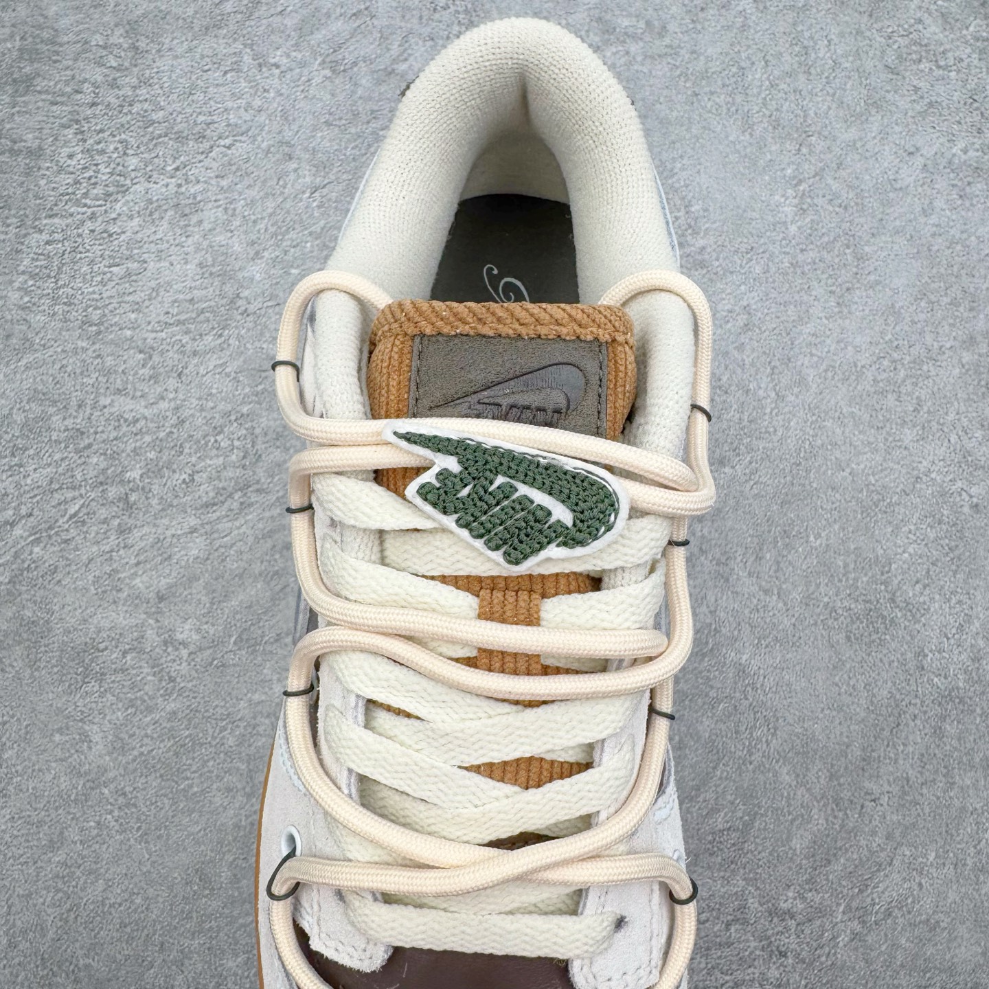 图片[5]-＃YC纯原 NK Dunk Low 啡啡抱抱 HQ3459-212 当米白底色遇见咖啡棕与天空蓝，沉稳而笃定，晕开旧时光的斑驳；侧翼那抹天空蓝突然闯入，仿佛晴空借了一片颜色。棕褐鞋底托起整个色调的质感，踏出的每一步，都像被暖咖轻轻拥抱——啡啡抱抱，是双关的温柔，也是踏实的浪漫。定制系列天花板 无原鞋不开发 全系列得物原鞋一比一校对开发 配色持续更新中 终端对接 优势输出 全套原厂楦头原纸板数据档案倾力打造 原汁原味莞产 极致还原 圈内最强针车工艺 高端零售指定版 广东原厂配套原盒原标 鞋盒分三个尺码段 原厂冲刀 超高清洁度 全鞋零毛边皮料切割 采用原厂百宏鞋带以及原厂百宏织唛舌标 内标可供原厂几率过验 进口原装条纹中底布 四线拉帮白色点胶 原厂拉帮手法遵循公司 原厂电绣 极致还原 SIZE 40 40.5 41 42 42.5 43 44 44.5 45 46-选品中心