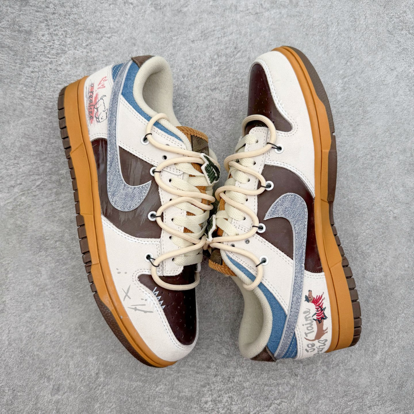 图片[3]-＃YC纯原 NK Dunk Low 啡啡抱抱 HQ3459-212 当米白底色遇见咖啡棕与天空蓝，沉稳而笃定，晕开旧时光的斑驳；侧翼那抹天空蓝突然闯入，仿佛晴空借了一片颜色。棕褐鞋底托起整个色调的质感，踏出的每一步，都像被暖咖轻轻拥抱——啡啡抱抱，是双关的温柔，也是踏实的浪漫。定制系列天花板 无原鞋不开发 全系列得物原鞋一比一校对开发 配色持续更新中 终端对接 优势输出 全套原厂楦头原纸板数据档案倾力打造 原汁原味莞产 极致还原 圈内最强针车工艺 高端零售指定版 广东原厂配套原盒原标 鞋盒分三个尺码段 原厂冲刀 超高清洁度 全鞋零毛边皮料切割 采用原厂百宏鞋带以及原厂百宏织唛舌标 内标可供原厂几率过验 进口原装条纹中底布 四线拉帮白色点胶 原厂拉帮手法遵循公司 原厂电绣 极致还原 SIZE 40 40.5 41 42 42.5 43 44 44.5 45 46-选品中心