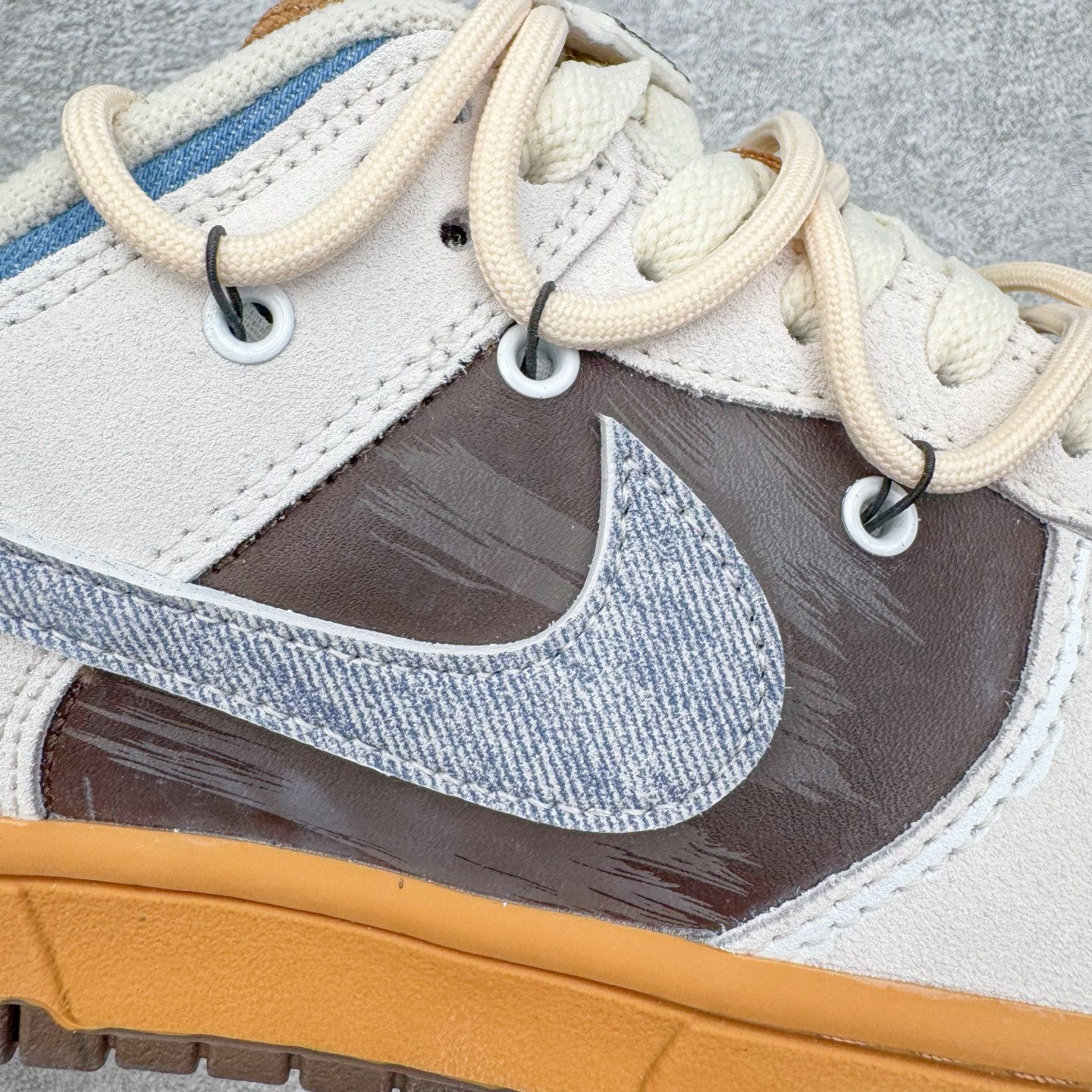 图片[12]-＃YC纯原 NK Dunk Low 啡啡抱抱 HQ3459-212 当米白底色遇见咖啡棕与天空蓝，沉稳而笃定，晕开旧时光的斑驳；侧翼那抹天空蓝突然闯入，仿佛晴空借了一片颜色。棕褐鞋底托起整个色调的质感，踏出的每一步，都像被暖咖轻轻拥抱——啡啡抱抱，是双关的温柔，也是踏实的浪漫。定制系列天花板 无原鞋不开发 全系列得物原鞋一比一校对开发 配色持续更新中 终端对接 优势输出 全套原厂楦头原纸板数据档案倾力打造 原汁原味莞产 极致还原 圈内最强针车工艺 高端零售指定版 广东原厂配套原盒原标 鞋盒分三个尺码段 原厂冲刀 超高清洁度 全鞋零毛边皮料切割 采用原厂百宏鞋带以及原厂百宏织唛舌标 内标可供原厂几率过验 进口原装条纹中底布 四线拉帮白色点胶 原厂拉帮手法遵循公司 原厂电绣 极致还原 SIZE 40 40.5 41 42 42.5 43 44 44.5 45 46-选品中心