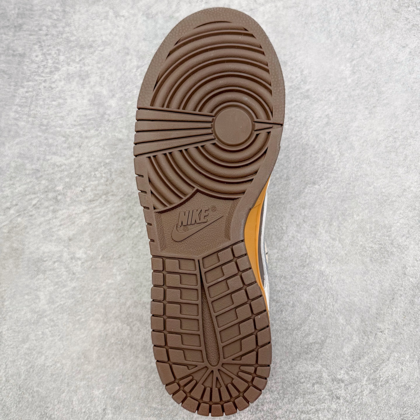 图片[9]-＃YC纯原 NK Dunk Low 啡啡抱抱 HQ3459-212 当米白底色遇见咖啡棕与天空蓝，沉稳而笃定，晕开旧时光的斑驳；侧翼那抹天空蓝突然闯入，仿佛晴空借了一片颜色。棕褐鞋底托起整个色调的质感，踏出的每一步，都像被暖咖轻轻拥抱——啡啡抱抱，是双关的温柔，也是踏实的浪漫。定制系列天花板 无原鞋不开发 全系列得物原鞋一比一校对开发 配色持续更新中 终端对接 优势输出 全套原厂楦头原纸板数据档案倾力打造 原汁原味莞产 极致还原 圈内最强针车工艺 高端零售指定版 广东原厂配套原盒原标 鞋盒分三个尺码段 原厂冲刀 超高清洁度 全鞋零毛边皮料切割 采用原厂百宏鞋带以及原厂百宏织唛舌标 内标可供原厂几率过验 进口原装条纹中底布 四线拉帮白色点胶 原厂拉帮手法遵循公司 原厂电绣 极致还原 SIZE 40 40.5 41 42 42.5 43 44 44.5 45 46-选品中心