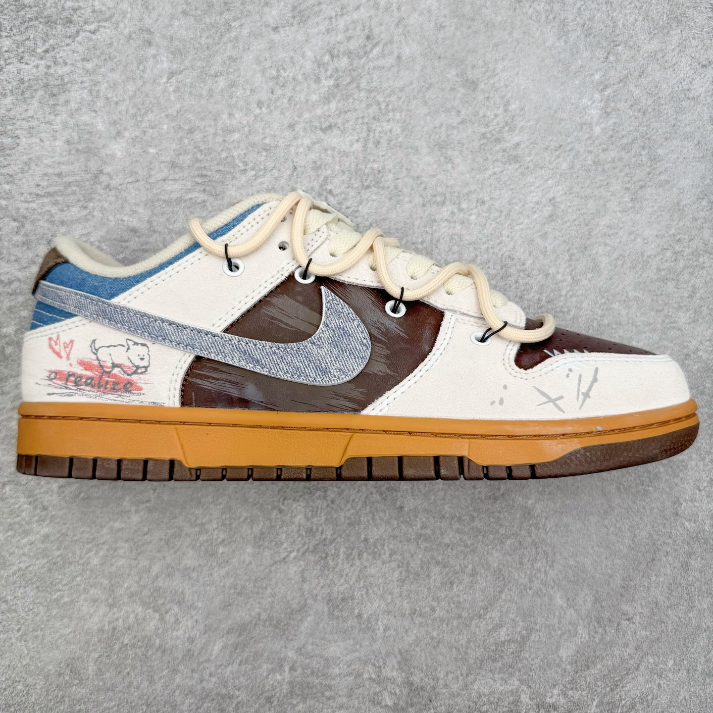 ＃YC纯原 NK Dunk Low 啡啡抱抱 HQ3459-212 当米白底色遇见咖啡棕与天空蓝，沉稳而笃定，晕开旧时光的斑驳；侧翼那抹天空蓝突然闯入，仿佛晴空借了一片颜色。棕褐鞋底托起整个色调的质感，踏出的每一步，都像被暖咖轻轻拥抱——啡啡抱抱，是双关的温柔，也是踏实的浪漫。定制系列天花板 无原鞋不开发 全系列得物原鞋一比一校对开发 配色持续更新中 终端对接 优势输出 全套原厂楦头原纸板数据档案倾力打造 原汁原味莞产 极致还原 圈内最强针车工艺 高端零售指定版 广东原厂配套原盒原标 鞋盒分三个尺码段 原厂冲刀 超高清洁度 全鞋零毛边皮料切割 采用原厂百宏鞋带以及原厂百宏织唛舌标 内标可供原厂几率过验 进口原装条纹中底布 四线拉帮白色点胶 原厂拉帮手法遵循公司 原厂电绣 极致还原 SIZE 40 40.5 41 42 42.5 43 44 44.5 45 46-选品中心