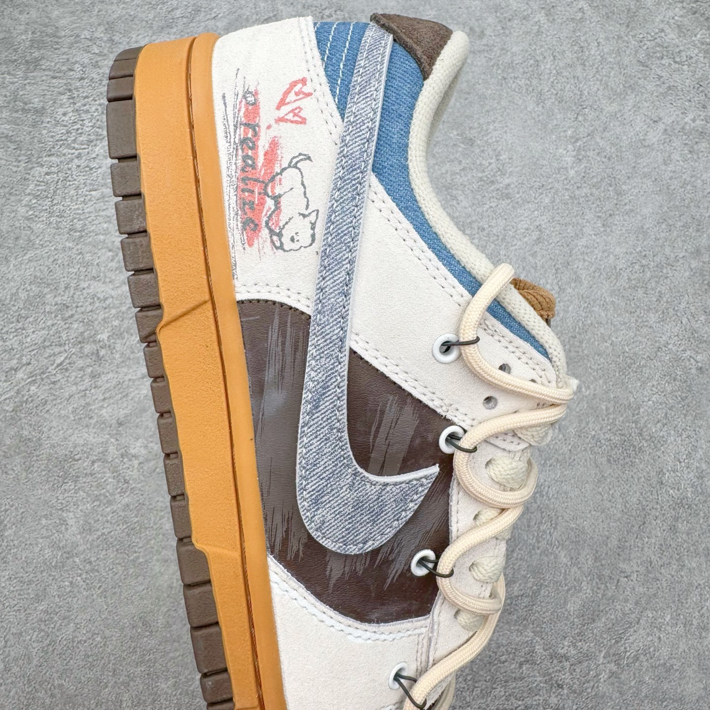 图片[6]-＃YC纯原 NK Dunk Low 啡啡抱抱 HQ3459-212 当米白底色遇见咖啡棕与天空蓝，沉稳而笃定，晕开旧时光的斑驳；侧翼那抹天空蓝突然闯入，仿佛晴空借了一片颜色。棕褐鞋底托起整个色调的质感，踏出的每一步，都像被暖咖轻轻拥抱——啡啡抱抱，是双关的温柔，也是踏实的浪漫。定制系列天花板 无原鞋不开发 全系列得物原鞋一比一校对开发 配色持续更新中 终端对接 优势输出 全套原厂楦头原纸板数据档案倾力打造 原汁原味莞产 极致还原 圈内最强针车工艺 高端零售指定版 广东原厂配套原盒原标 鞋盒分三个尺码段 原厂冲刀 超高清洁度 全鞋零毛边皮料切割 采用原厂百宏鞋带以及原厂百宏织唛舌标 内标可供原厂几率过验 进口原装条纹中底布 四线拉帮白色点胶 原厂拉帮手法遵循公司 原厂电绣 极致还原 SIZE 40 40.5 41 42 42.5 43 44 44.5 45 46-选品中心