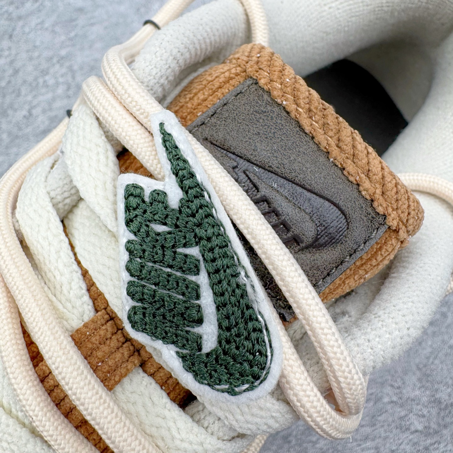 图片[16]-＃YC纯原 NK Dunk Low 啡啡抱抱 HQ3459-212 当米白底色遇见咖啡棕与天空蓝，沉稳而笃定，晕开旧时光的斑驳；侧翼那抹天空蓝突然闯入，仿佛晴空借了一片颜色。棕褐鞋底托起整个色调的质感，踏出的每一步，都像被暖咖轻轻拥抱——啡啡抱抱，是双关的温柔，也是踏实的浪漫。定制系列天花板 无原鞋不开发 全系列得物原鞋一比一校对开发 配色持续更新中 终端对接 优势输出 全套原厂楦头原纸板数据档案倾力打造 原汁原味莞产 极致还原 圈内最强针车工艺 高端零售指定版 广东原厂配套原盒原标 鞋盒分三个尺码段 原厂冲刀 超高清洁度 全鞋零毛边皮料切割 采用原厂百宏鞋带以及原厂百宏织唛舌标 内标可供原厂几率过验 进口原装条纹中底布 四线拉帮白色点胶 原厂拉帮手法遵循公司 原厂电绣 极致还原 SIZE 40 40.5 41 42 42.5 43 44 44.5 45 46-选品中心