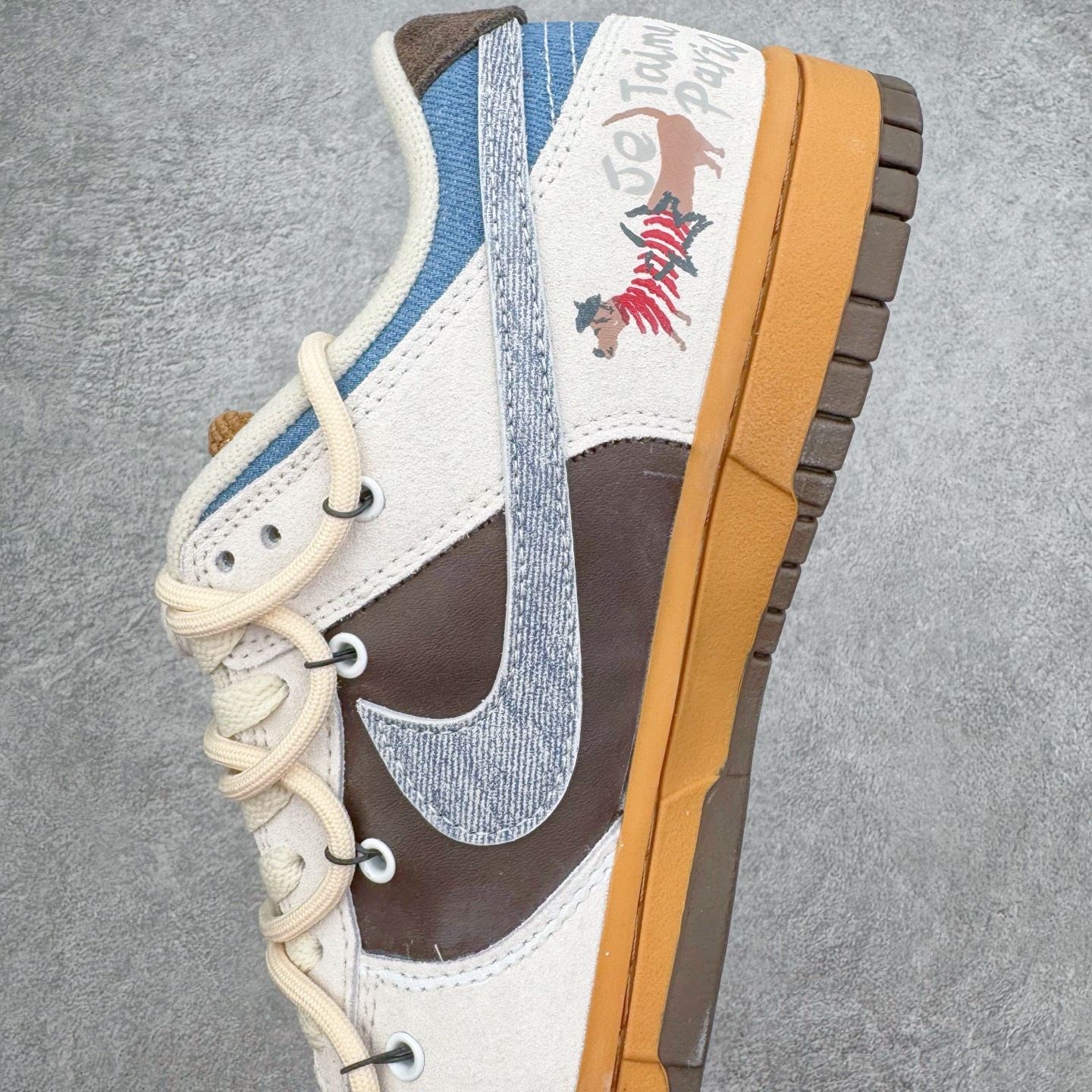 图片[7]-＃YC纯原 NK Dunk Low 啡啡抱抱 HQ3459-212 当米白底色遇见咖啡棕与天空蓝，沉稳而笃定，晕开旧时光的斑驳；侧翼那抹天空蓝突然闯入，仿佛晴空借了一片颜色。棕褐鞋底托起整个色调的质感，踏出的每一步，都像被暖咖轻轻拥抱——啡啡抱抱，是双关的温柔，也是踏实的浪漫。定制系列天花板 无原鞋不开发 全系列得物原鞋一比一校对开发 配色持续更新中 终端对接 优势输出 全套原厂楦头原纸板数据档案倾力打造 原汁原味莞产 极致还原 圈内最强针车工艺 高端零售指定版 广东原厂配套原盒原标 鞋盒分三个尺码段 原厂冲刀 超高清洁度 全鞋零毛边皮料切割 采用原厂百宏鞋带以及原厂百宏织唛舌标 内标可供原厂几率过验 进口原装条纹中底布 四线拉帮白色点胶 原厂拉帮手法遵循公司 原厂电绣 极致还原 SIZE 40 40.5 41 42 42.5 43 44 44.5 45 46-选品中心