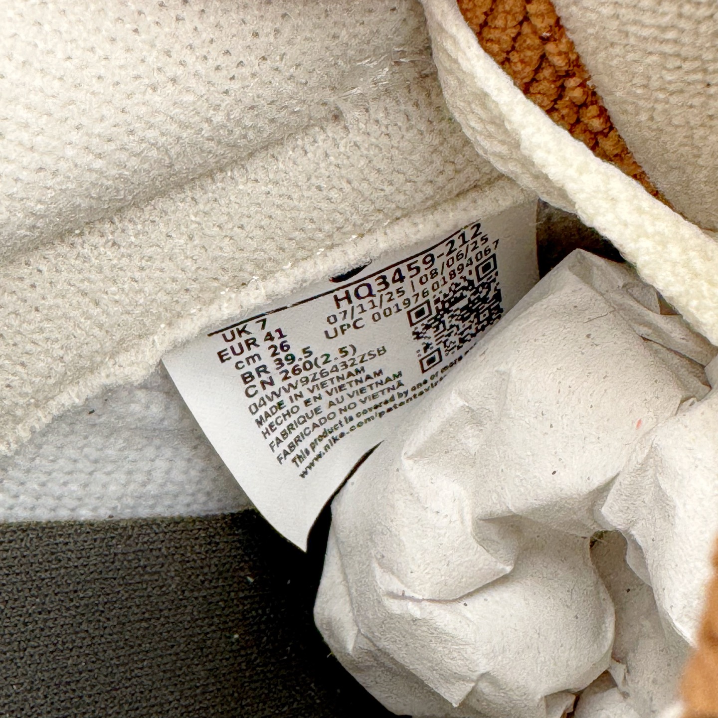 图片[18]-＃YC纯原 NK Dunk Low 啡啡抱抱 HQ3459-212 当米白底色遇见咖啡棕与天空蓝，沉稳而笃定，晕开旧时光的斑驳；侧翼那抹天空蓝突然闯入，仿佛晴空借了一片颜色。棕褐鞋底托起整个色调的质感，踏出的每一步，都像被暖咖轻轻拥抱——啡啡抱抱，是双关的温柔，也是踏实的浪漫。定制系列天花板 无原鞋不开发 全系列得物原鞋一比一校对开发 配色持续更新中 终端对接 优势输出 全套原厂楦头原纸板数据档案倾力打造 原汁原味莞产 极致还原 圈内最强针车工艺 高端零售指定版 广东原厂配套原盒原标 鞋盒分三个尺码段 原厂冲刀 超高清洁度 全鞋零毛边皮料切割 采用原厂百宏鞋带以及原厂百宏织唛舌标 内标可供原厂几率过验 进口原装条纹中底布 四线拉帮白色点胶 原厂拉帮手法遵循公司 原厂电绣 极致还原 SIZE 40 40.5 41 42 42.5 43 44 44.5 45 46-选品中心