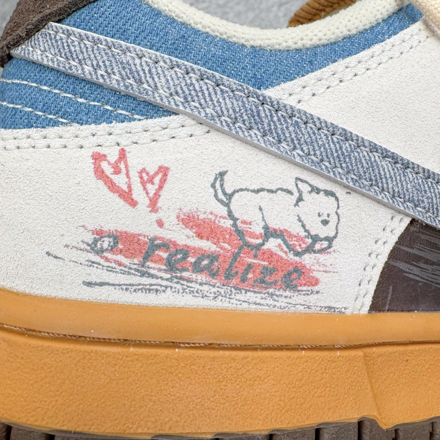 图片[13]-＃YC纯原 NK Dunk Low 啡啡抱抱 HQ3459-212 当米白底色遇见咖啡棕与天空蓝，沉稳而笃定，晕开旧时光的斑驳；侧翼那抹天空蓝突然闯入，仿佛晴空借了一片颜色。棕褐鞋底托起整个色调的质感，踏出的每一步，都像被暖咖轻轻拥抱——啡啡抱抱，是双关的温柔，也是踏实的浪漫。定制系列天花板 无原鞋不开发 全系列得物原鞋一比一校对开发 配色持续更新中 终端对接 优势输出 全套原厂楦头原纸板数据档案倾力打造 原汁原味莞产 极致还原 圈内最强针车工艺 高端零售指定版 广东原厂配套原盒原标 鞋盒分三个尺码段 原厂冲刀 超高清洁度 全鞋零毛边皮料切割 采用原厂百宏鞋带以及原厂百宏织唛舌标 内标可供原厂几率过验 进口原装条纹中底布 四线拉帮白色点胶 原厂拉帮手法遵循公司 原厂电绣 极致还原 SIZE 40 40.5 41 42 42.5 43 44 44.5 45 46-选品中心