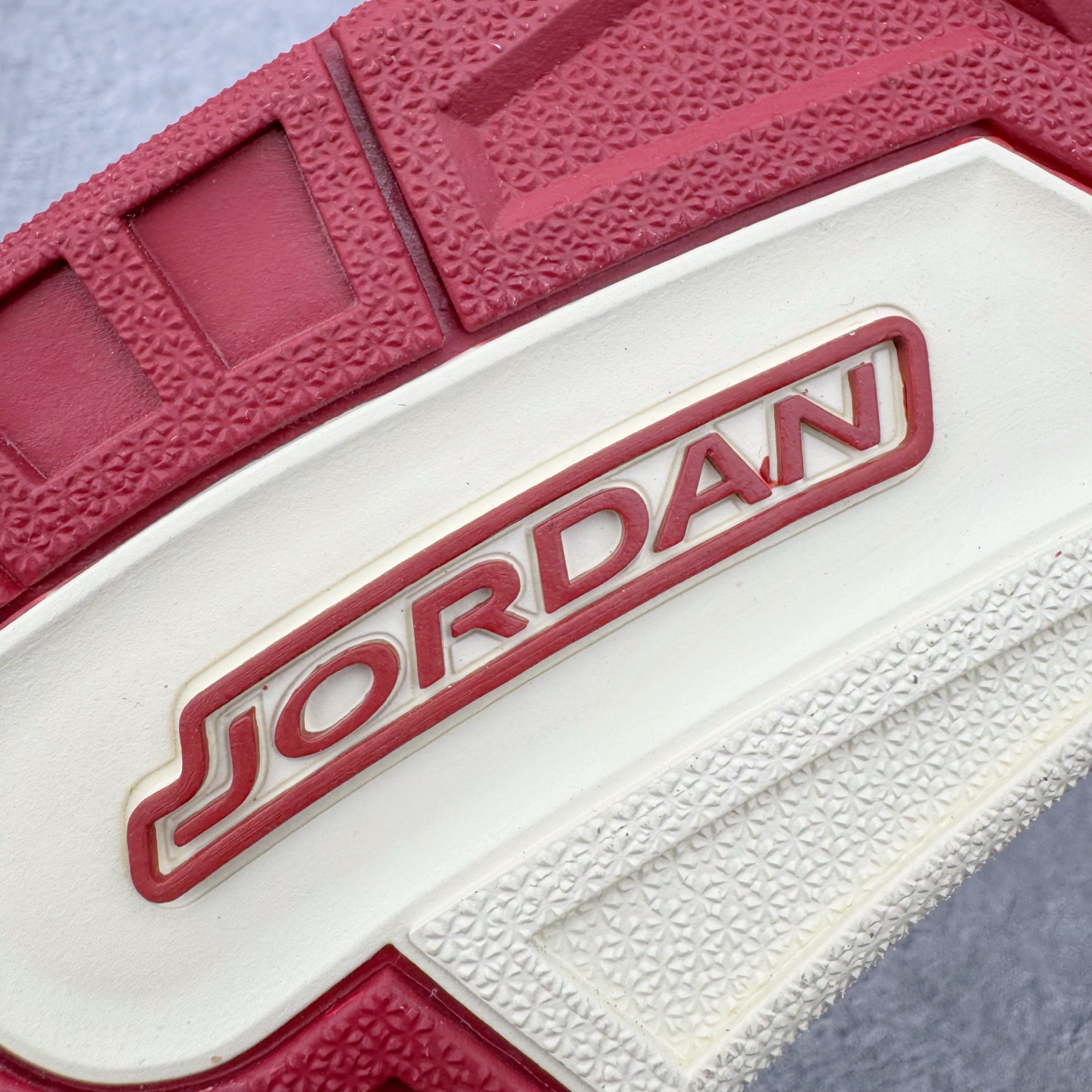 图片[19]-＃KZ神版 Air Jordan Legacy AJ312 High 高帮复古篮球鞋 CNY 马年限定 IQ9785-161 市场最强独一档产物 全套原纸板楦头开发 原厂大底磨具加持立体防滑纹理 原档数据后跟TPU子母扣魔术贴 原装可视Air Sole气垫 原汁原味最完美的312代版型 唯一正确鞋头趴度弧度高度鞋身腰线 进口港宝加持 后跟自然饱满 全鞋荧光划线卡点 追求极致完美 每一双都是工艺品 多重QC质检 超越公司货的品控标准 实实在在的免检产品 鞋身采用了皮革材质打造 横跨鞋面的魔术贴十分吸睛 侧面的Swoosh Logo的一部分被鞋面遮挡了一部分 颇具玩味 魔术贴上标有NK标识 而鞋舌上是Jordan的经典红色飞翼Logo 后跟和鞋底均采用了AJ3的设计 后跟上同样也使用了经典的爆裂纹图案 尺码：36 36.5 37.5 38 38.5 39 40 40.5 41 42 42.5 43 44 44.5 45 46 47.5-选品中心