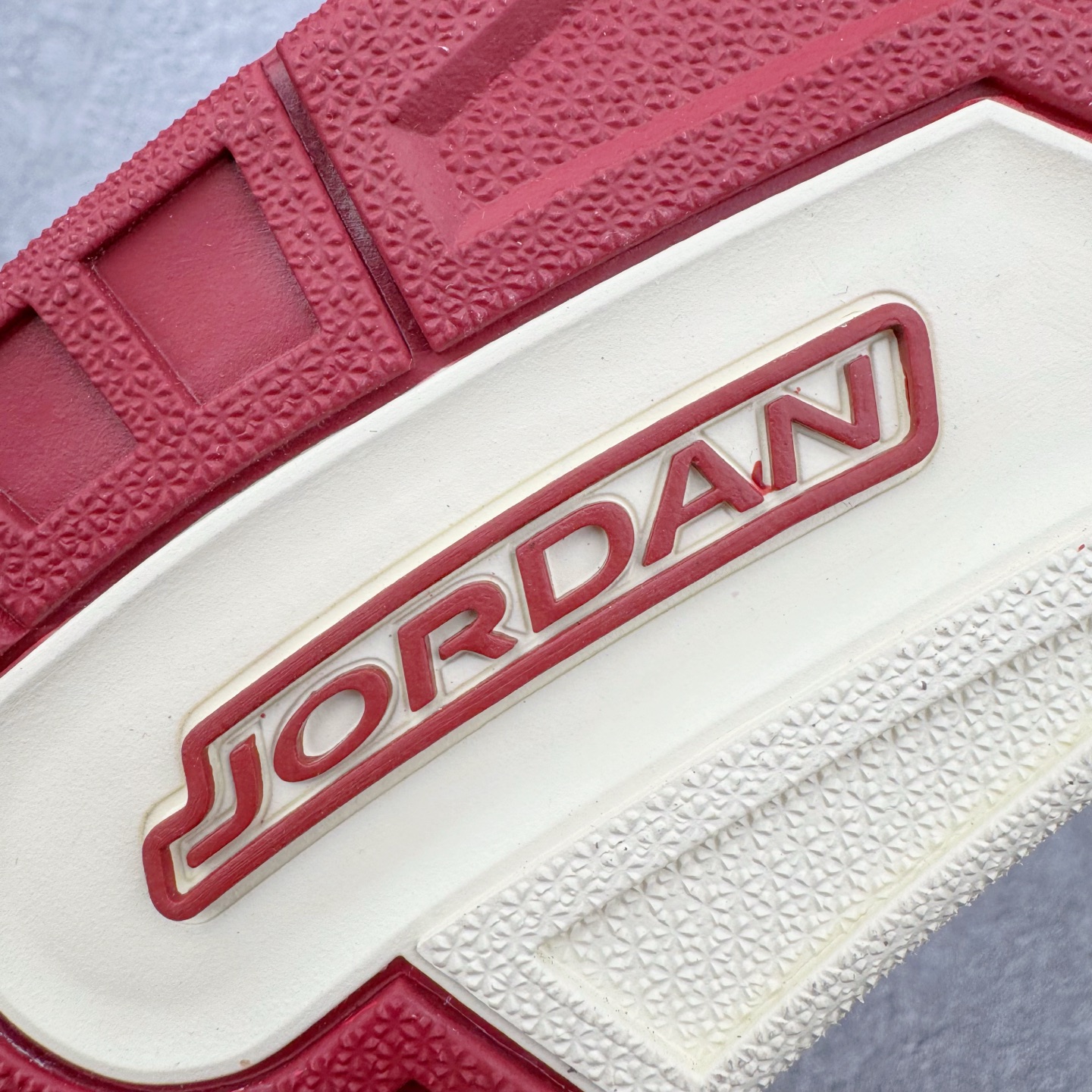 图片[16]-＃KZ神版 Air Jordan Legacy AJ312 High 高帮复古篮球鞋 CNY 马年限定 IQ9785-161 市场最强独一档产物 全套原纸板楦头开发 原厂大底磨具加持立体防滑纹理 原档数据后跟TPU子母扣魔术贴 原装可视Air Sole气垫 原汁原味最完美的312代版型 唯一正确鞋头趴度弧度高度鞋身腰线 进口港宝加持 后跟自然饱满 全鞋荧光划线卡点 追求极致完美 每一双都是工艺品 多重QC质检 超越公司货的品控标准 实实在在的免检产品 鞋身采用了皮革材质打造 横跨鞋面的魔术贴十分吸睛 侧面的Swoosh Logo的一部分被鞋面遮挡了一部分 颇具玩味 魔术贴上标有NK标识 而鞋舌上是Jordan的经典红色飞翼Logo 后跟和鞋底均采用了AJ3的设计 后跟上同样也使用了经典的爆裂纹图案 尺码：36 36.5 37.5 38 38.5 39 40 40.5 41 42 42.5 43 44 44.5 45 46 47.5-选品中心