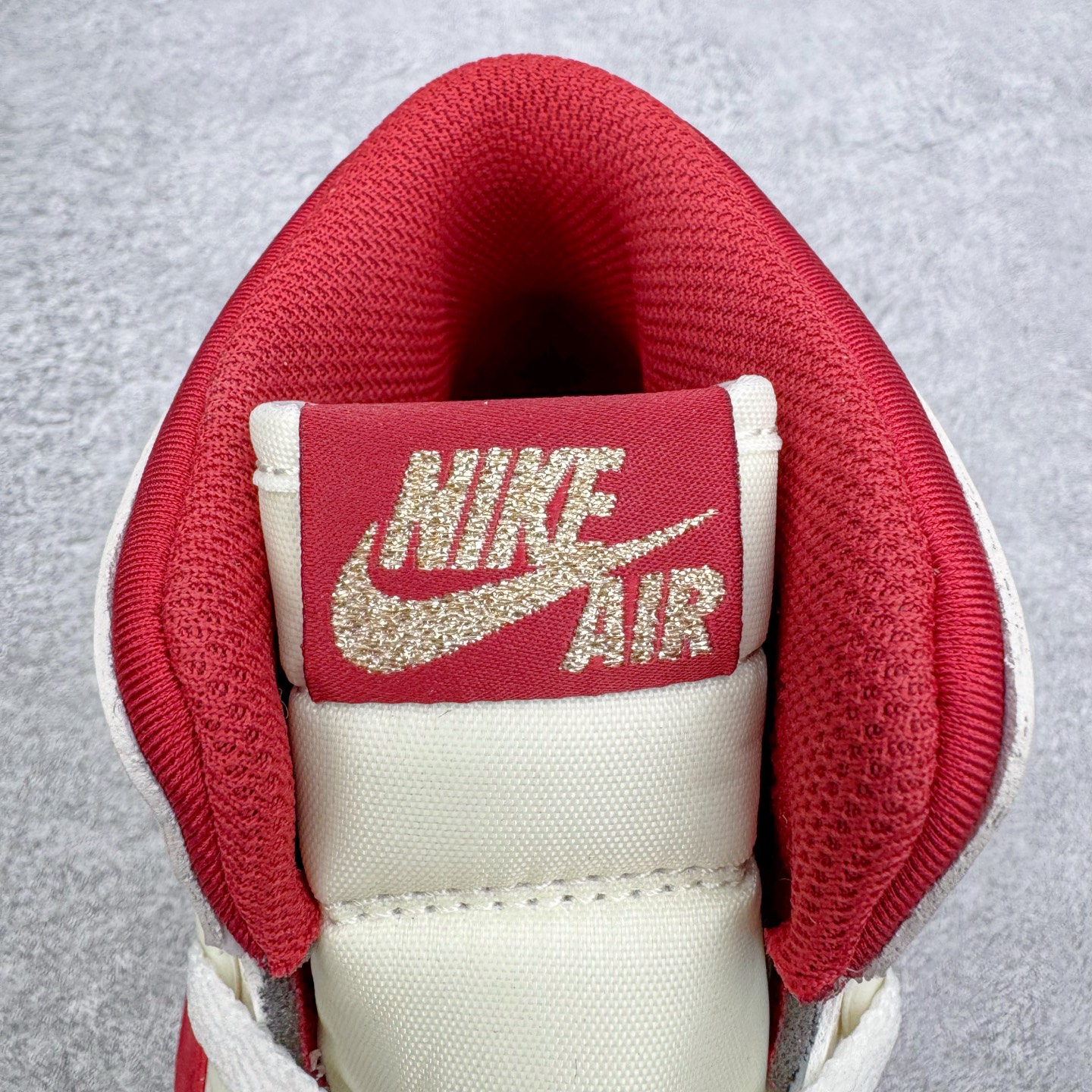 图片[18]-＃KZ神版 Air Jordan Legacy AJ312 High 高帮复古篮球鞋 CNY 马年限定 IQ9785-161 市场最强独一档产物 全套原纸板楦头开发 原厂大底磨具加持立体防滑纹理 原档数据后跟TPU子母扣魔术贴 原装可视Air Sole气垫 原汁原味最完美的312代版型 唯一正确鞋头趴度弧度高度鞋身腰线 进口港宝加持 后跟自然饱满 全鞋荧光划线卡点 追求极致完美 每一双都是工艺品 多重QC质检 超越公司货的品控标准 实实在在的免检产品 鞋身采用了皮革材质打造 横跨鞋面的魔术贴十分吸睛 侧面的Swoosh Logo的一部分被鞋面遮挡了一部分 颇具玩味 魔术贴上标有NK标识 而鞋舌上是Jordan的经典红色飞翼Logo 后跟和鞋底均采用了AJ3的设计 后跟上同样也使用了经典的爆裂纹图案 尺码：36 36.5 37.5 38 38.5 39 40 40.5 41 42 42.5 43 44 44.5 45 46 47.5-选品中心
