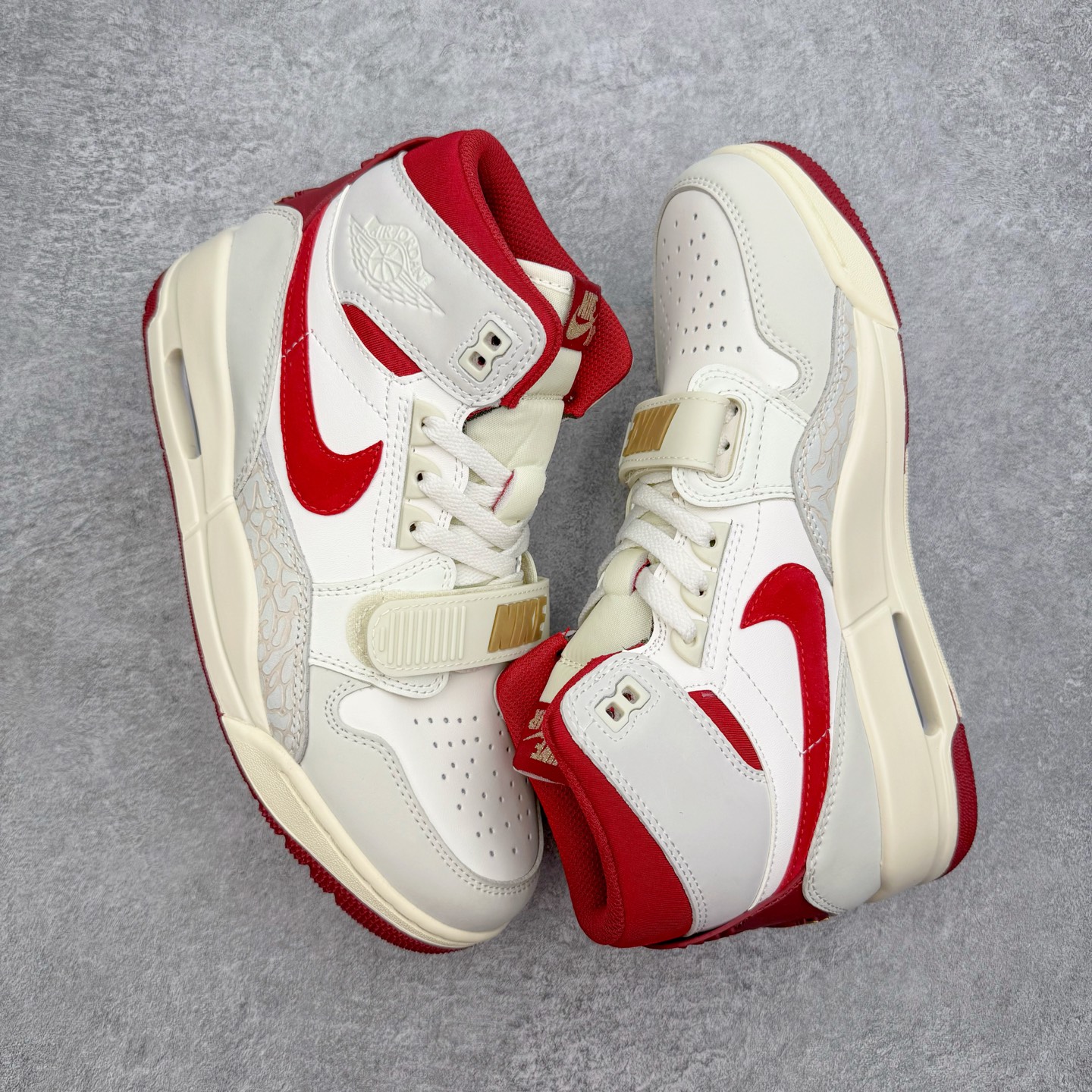 图片[3]-＃KZ神版 Air Jordan Legacy AJ312 High 高帮复古篮球鞋 CNY 马年限定 IQ9785-161 市场最强独一档产物 全套原纸板楦头开发 原厂大底磨具加持立体防滑纹理 原档数据后跟TPU子母扣魔术贴 原装可视Air Sole气垫 原汁原味最完美的312代版型 唯一正确鞋头趴度弧度高度鞋身腰线 进口港宝加持 后跟自然饱满 全鞋荧光划线卡点 追求极致完美 每一双都是工艺品 多重QC质检 超越公司货的品控标准 实实在在的免检产品 鞋身采用了皮革材质打造 横跨鞋面的魔术贴十分吸睛 侧面的Swoosh Logo的一部分被鞋面遮挡了一部分 颇具玩味 魔术贴上标有NK标识 而鞋舌上是Jordan的经典红色飞翼Logo 后跟和鞋底均采用了AJ3的设计 后跟上同样也使用了经典的爆裂纹图案 尺码：36 36.5 37.5 38 38.5 39 40 40.5 41 42 42.5 43 44 44.5 45 46 47.5-选品中心
