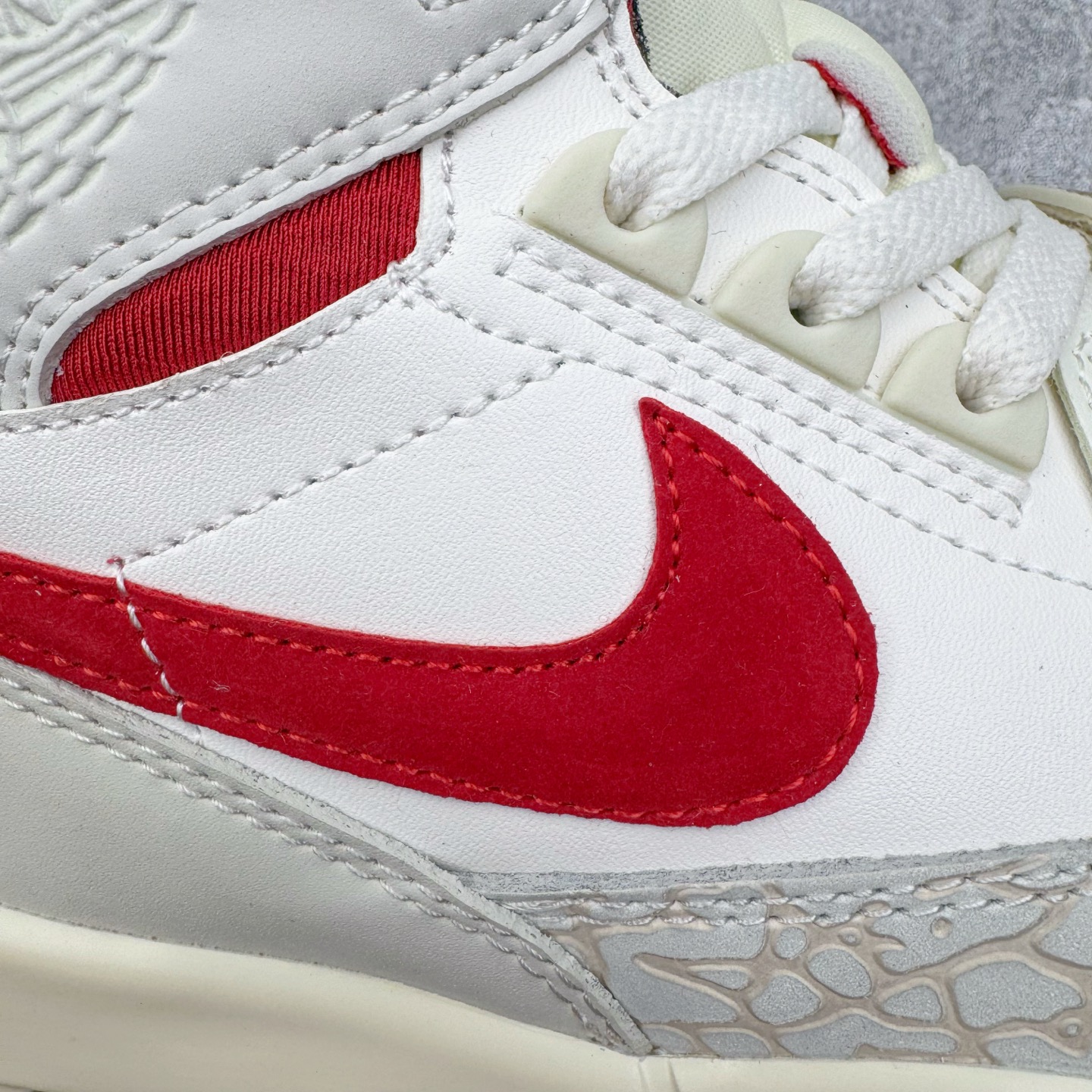 图片[12]-＃KZ神版 Air Jordan Legacy AJ312 High 高帮复古篮球鞋 CNY 马年限定 IQ9785-161 市场最强独一档产物 全套原纸板楦头开发 原厂大底磨具加持立体防滑纹理 原档数据后跟TPU子母扣魔术贴 原装可视Air Sole气垫 原汁原味最完美的312代版型 唯一正确鞋头趴度弧度高度鞋身腰线 进口港宝加持 后跟自然饱满 全鞋荧光划线卡点 追求极致完美 每一双都是工艺品 多重QC质检 超越公司货的品控标准 实实在在的免检产品 鞋身采用了皮革材质打造 横跨鞋面的魔术贴十分吸睛 侧面的Swoosh Logo的一部分被鞋面遮挡了一部分 颇具玩味 魔术贴上标有NK标识 而鞋舌上是Jordan的经典红色飞翼Logo 后跟和鞋底均采用了AJ3的设计 后跟上同样也使用了经典的爆裂纹图案 尺码：36 36.5 37.5 38 38.5 39 40 40.5 41 42 42.5 43 44 44.5 45 46 47.5-选品中心