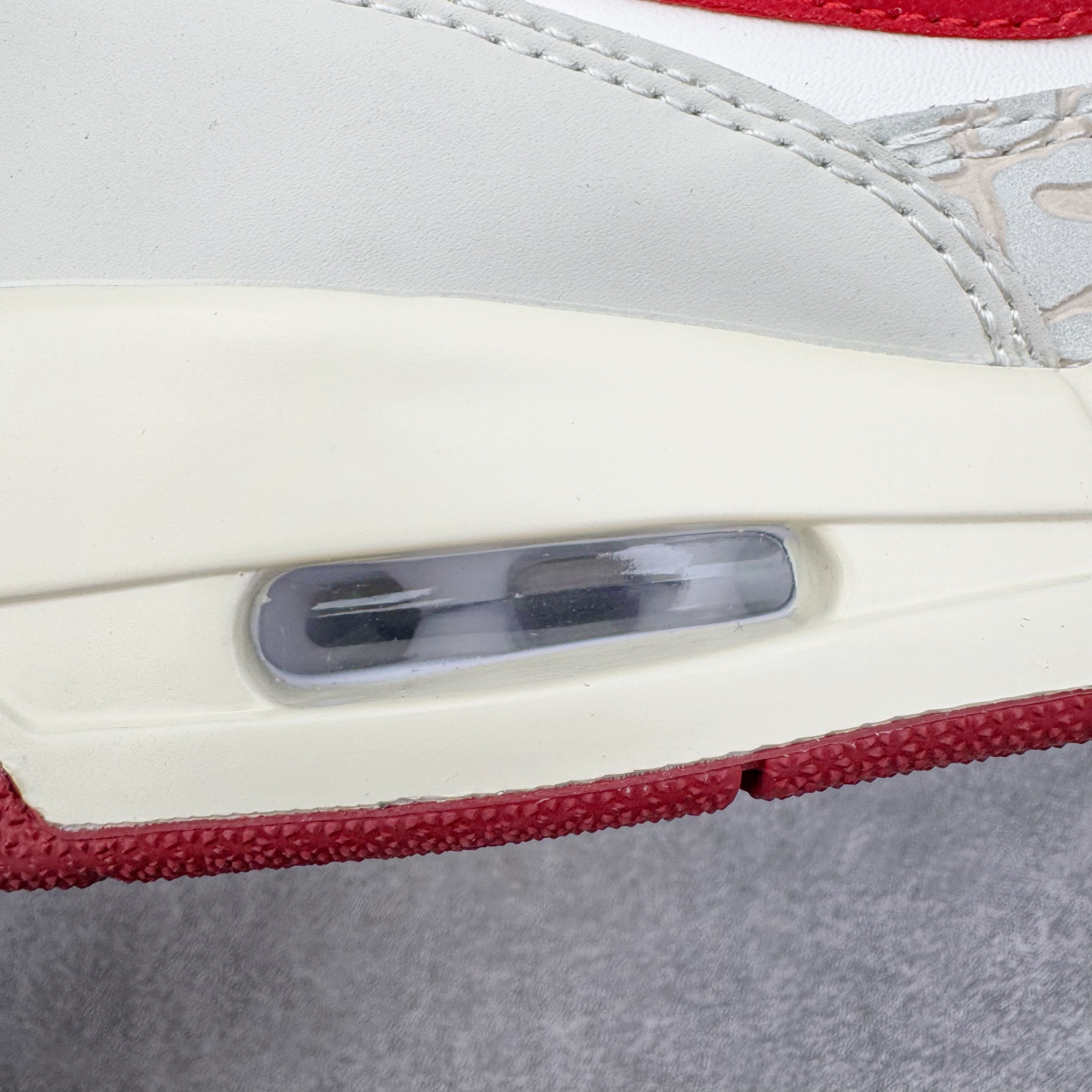 图片[11]-＃KZ神版 Air Jordan Legacy AJ312 High 高帮复古篮球鞋 CNY 马年限定 IQ9785-161 市场最强独一档产物 全套原纸板楦头开发 原厂大底磨具加持立体防滑纹理 原档数据后跟TPU子母扣魔术贴 原装可视Air Sole气垫 原汁原味最完美的312代版型 唯一正确鞋头趴度弧度高度鞋身腰线 进口港宝加持 后跟自然饱满 全鞋荧光划线卡点 追求极致完美 每一双都是工艺品 多重QC质检 超越公司货的品控标准 实实在在的免检产品 鞋身采用了皮革材质打造 横跨鞋面的魔术贴十分吸睛 侧面的Swoosh Logo的一部分被鞋面遮挡了一部分 颇具玩味 魔术贴上标有NK标识 而鞋舌上是Jordan的经典红色飞翼Logo 后跟和鞋底均采用了AJ3的设计 后跟上同样也使用了经典的爆裂纹图案 尺码：36 36.5 37.5 38 38.5 39 40 40.5 41 42 42.5 43 44 44.5 45 46 47.5-选品中心