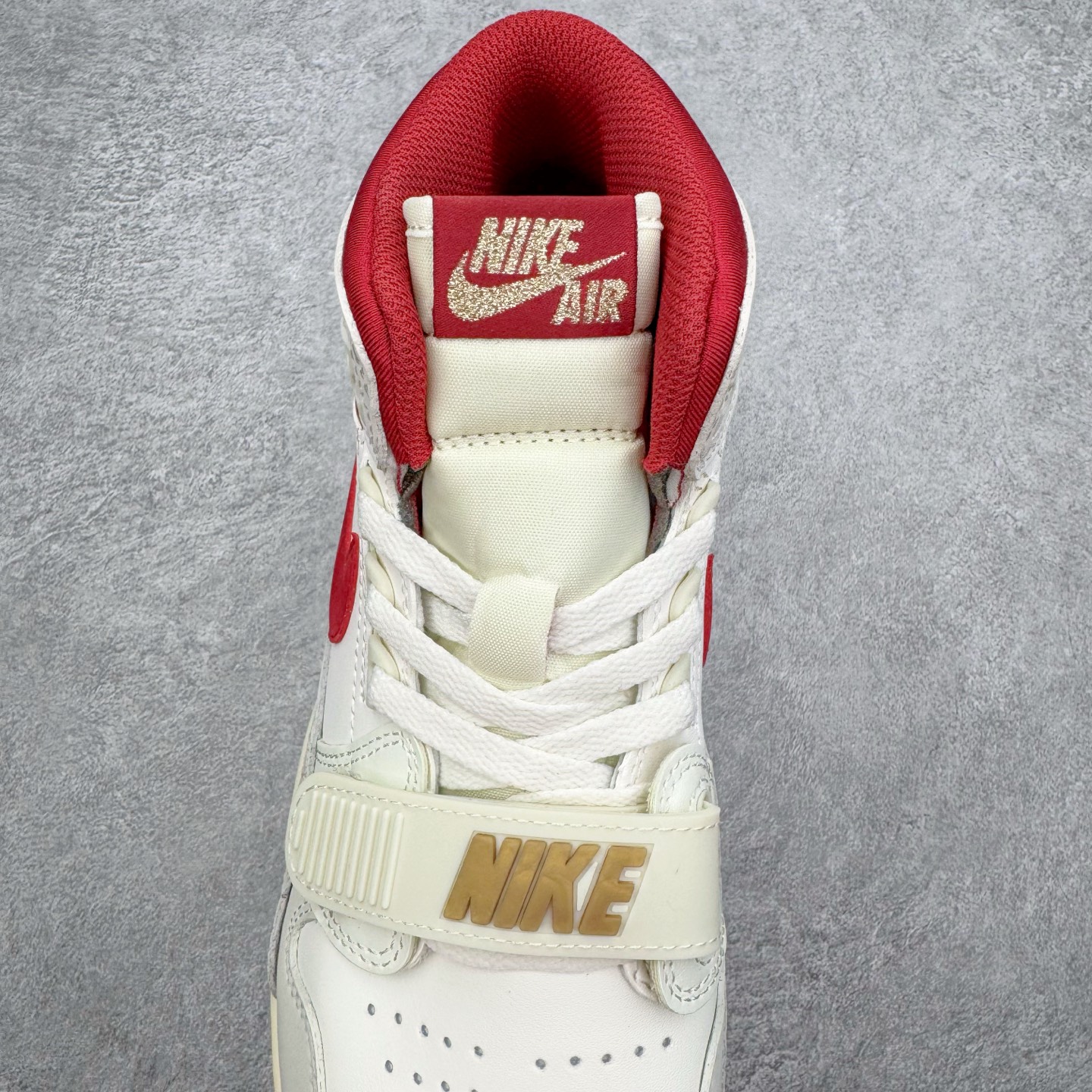 图片[5]-＃KZ神版 Air Jordan Legacy AJ312 High 高帮复古篮球鞋 CNY 马年限定 IQ9785-161 市场最强独一档产物 全套原纸板楦头开发 原厂大底磨具加持立体防滑纹理 原档数据后跟TPU子母扣魔术贴 原装可视Air Sole气垫 原汁原味最完美的312代版型 唯一正确鞋头趴度弧度高度鞋身腰线 进口港宝加持 后跟自然饱满 全鞋荧光划线卡点 追求极致完美 每一双都是工艺品 多重QC质检 超越公司货的品控标准 实实在在的免检产品 鞋身采用了皮革材质打造 横跨鞋面的魔术贴十分吸睛 侧面的Swoosh Logo的一部分被鞋面遮挡了一部分 颇具玩味 魔术贴上标有NK标识 而鞋舌上是Jordan的经典红色飞翼Logo 后跟和鞋底均采用了AJ3的设计 后跟上同样也使用了经典的爆裂纹图案 尺码：36 36.5 37.5 38 38.5 39 40 40.5 41 42 42.5 43 44 44.5 45 46 47.5-选品中心