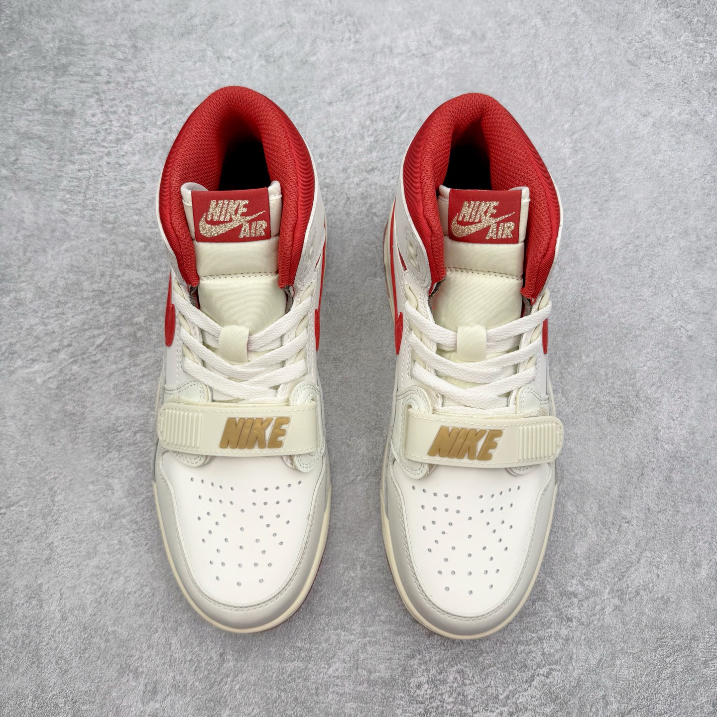 图片[2]-＃KZ神版 Air Jordan Legacy AJ312 High 高帮复古篮球鞋 CNY 马年限定 IQ9785-161 市场最强独一档产物 全套原纸板楦头开发 原厂大底磨具加持立体防滑纹理 原档数据后跟TPU子母扣魔术贴 原装可视Air Sole气垫 原汁原味最完美的312代版型 唯一正确鞋头趴度弧度高度鞋身腰线 进口港宝加持 后跟自然饱满 全鞋荧光划线卡点 追求极致完美 每一双都是工艺品 多重QC质检 超越公司货的品控标准 实实在在的免检产品 鞋身采用了皮革材质打造 横跨鞋面的魔术贴十分吸睛 侧面的Swoosh Logo的一部分被鞋面遮挡了一部分 颇具玩味 魔术贴上标有NK标识 而鞋舌上是Jordan的经典红色飞翼Logo 后跟和鞋底均采用了AJ3的设计 后跟上同样也使用了经典的爆裂纹图案 尺码：36 36.5 37.5 38 38.5 39 40 40.5 41 42 42.5 43 44 44.5 45 46 47.5-选品中心