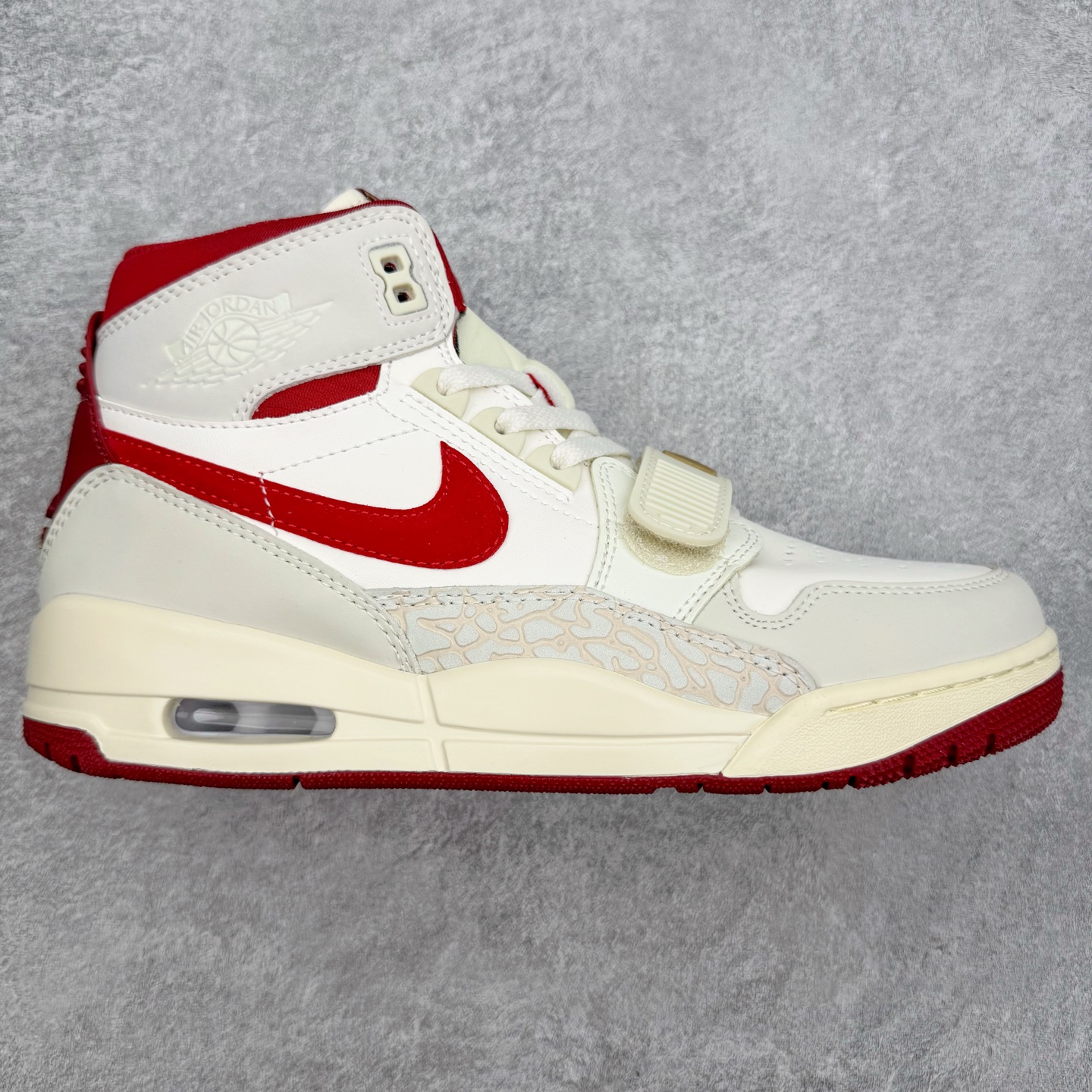 ＃KZ神版 Air Jordan Legacy AJ312 High 高帮复古篮球鞋 CNY 马年限定 IQ9785-161 市场最强独一档产物 全套原纸板楦头开发 原厂大底磨具加持立体防滑纹理 原档数据后跟TPU子母扣魔术贴 原装可视Air Sole气垫 原汁原味最完美的312代版型 唯一正确鞋头趴度弧度高度鞋身腰线 进口港宝加持 后跟自然饱满 全鞋荧光划线卡点 追求极致完美 每一双都是工艺品 多重QC质检 超越公司货的品控标准 实实在在的免检产品 鞋身采用了皮革材质打造 横跨鞋面的魔术贴十分吸睛 侧面的Swoosh Logo的一部分被鞋面遮挡了一部分 颇具玩味 魔术贴上标有NK标识 而鞋舌上是Jordan的经典红色飞翼Logo 后跟和鞋底均采用了AJ3的设计 后跟上同样也使用了经典的爆裂纹图案 尺码：36 36.5 37.5 38 38.5 39 40 40.5 41 42 42.5 43 44 44.5 45 46 47.5-选品中心