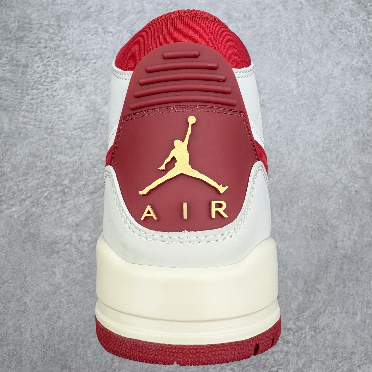 图片[8]-＃KZ神版 Air Jordan Legacy AJ312 High 高帮复古篮球鞋 CNY 马年限定 IQ9785-161 市场最强独一档产物 全套原纸板楦头开发 原厂大底磨具加持立体防滑纹理 原档数据后跟TPU子母扣魔术贴 原装可视Air Sole气垫 原汁原味最完美的312代版型 唯一正确鞋头趴度弧度高度鞋身腰线 进口港宝加持 后跟自然饱满 全鞋荧光划线卡点 追求极致完美 每一双都是工艺品 多重QC质检 超越公司货的品控标准 实实在在的免检产品 鞋身采用了皮革材质打造 横跨鞋面的魔术贴十分吸睛 侧面的Swoosh Logo的一部分被鞋面遮挡了一部分 颇具玩味 魔术贴上标有NK标识 而鞋舌上是Jordan的经典红色飞翼Logo 后跟和鞋底均采用了AJ3的设计 后跟上同样也使用了经典的爆裂纹图案 尺码：36 36.5 37.5 38 38.5 39 40 40.5 41 42 42.5 43 44 44.5 45 46 47.5-选品中心