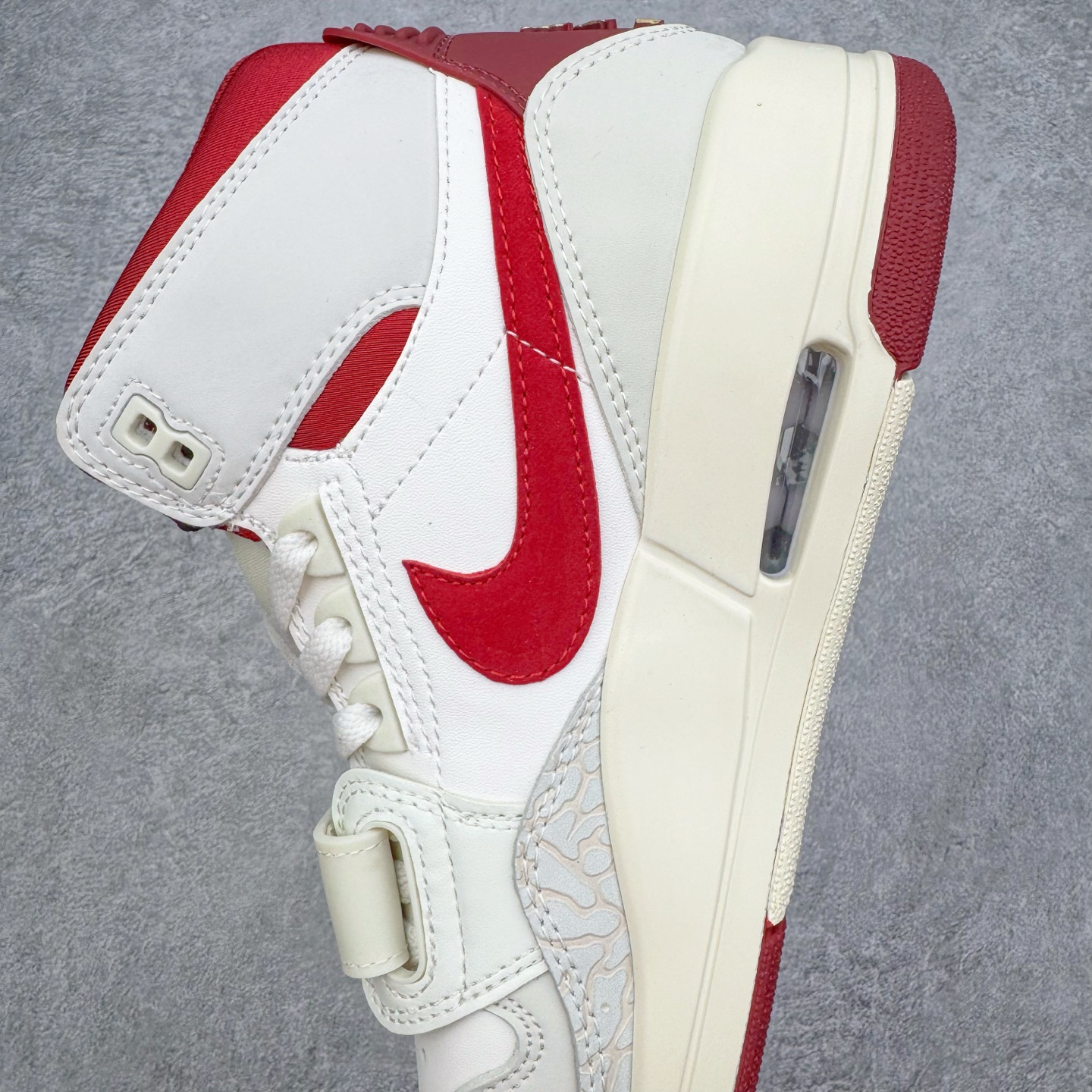 图片[7]-＃KZ神版 Air Jordan Legacy AJ312 High 高帮复古篮球鞋 CNY 马年限定 IQ9785-161 市场最强独一档产物 全套原纸板楦头开发 原厂大底磨具加持立体防滑纹理 原档数据后跟TPU子母扣魔术贴 原装可视Air Sole气垫 原汁原味最完美的312代版型 唯一正确鞋头趴度弧度高度鞋身腰线 进口港宝加持 后跟自然饱满 全鞋荧光划线卡点 追求极致完美 每一双都是工艺品 多重QC质检 超越公司货的品控标准 实实在在的免检产品 鞋身采用了皮革材质打造 横跨鞋面的魔术贴十分吸睛 侧面的Swoosh Logo的一部分被鞋面遮挡了一部分 颇具玩味 魔术贴上标有NK标识 而鞋舌上是Jordan的经典红色飞翼Logo 后跟和鞋底均采用了AJ3的设计 后跟上同样也使用了经典的爆裂纹图案 尺码：36 36.5 37.5 38 38.5 39 40 40.5 41 42 42.5 43 44 44.5 45 46 47.5-选品中心