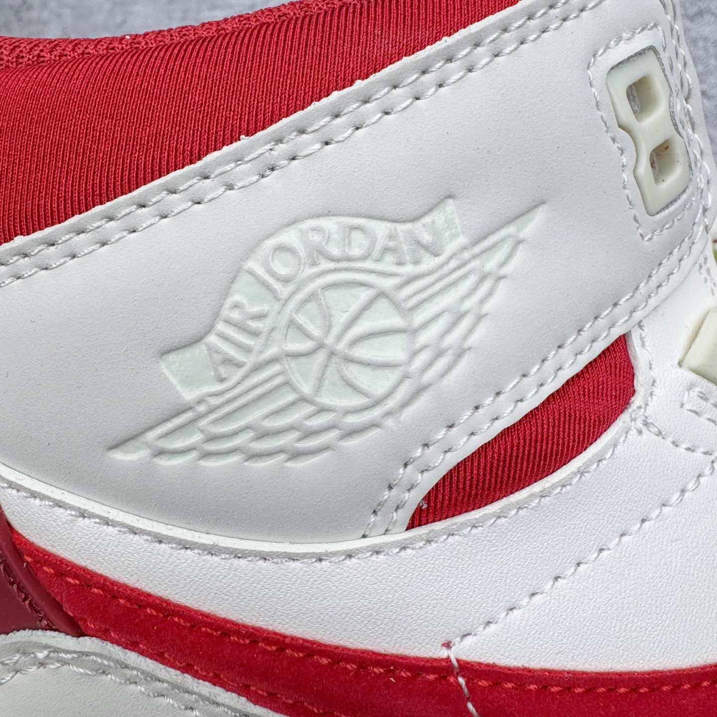 图片[14]-＃KZ神版 Air Jordan Legacy AJ312 High 高帮复古篮球鞋 CNY 马年限定 IQ9785-161 市场最强独一档产物 全套原纸板楦头开发 原厂大底磨具加持立体防滑纹理 原档数据后跟TPU子母扣魔术贴 原装可视Air Sole气垫 原汁原味最完美的312代版型 唯一正确鞋头趴度弧度高度鞋身腰线 进口港宝加持 后跟自然饱满 全鞋荧光划线卡点 追求极致完美 每一双都是工艺品 多重QC质检 超越公司货的品控标准 实实在在的免检产品 鞋身采用了皮革材质打造 横跨鞋面的魔术贴十分吸睛 侧面的Swoosh Logo的一部分被鞋面遮挡了一部分 颇具玩味 魔术贴上标有NK标识 而鞋舌上是Jordan的经典红色飞翼Logo 后跟和鞋底均采用了AJ3的设计 后跟上同样也使用了经典的爆裂纹图案 尺码：36 36.5 37.5 38 38.5 39 40 40.5 41 42 42.5 43 44 44.5 45 46 47.5-选品中心