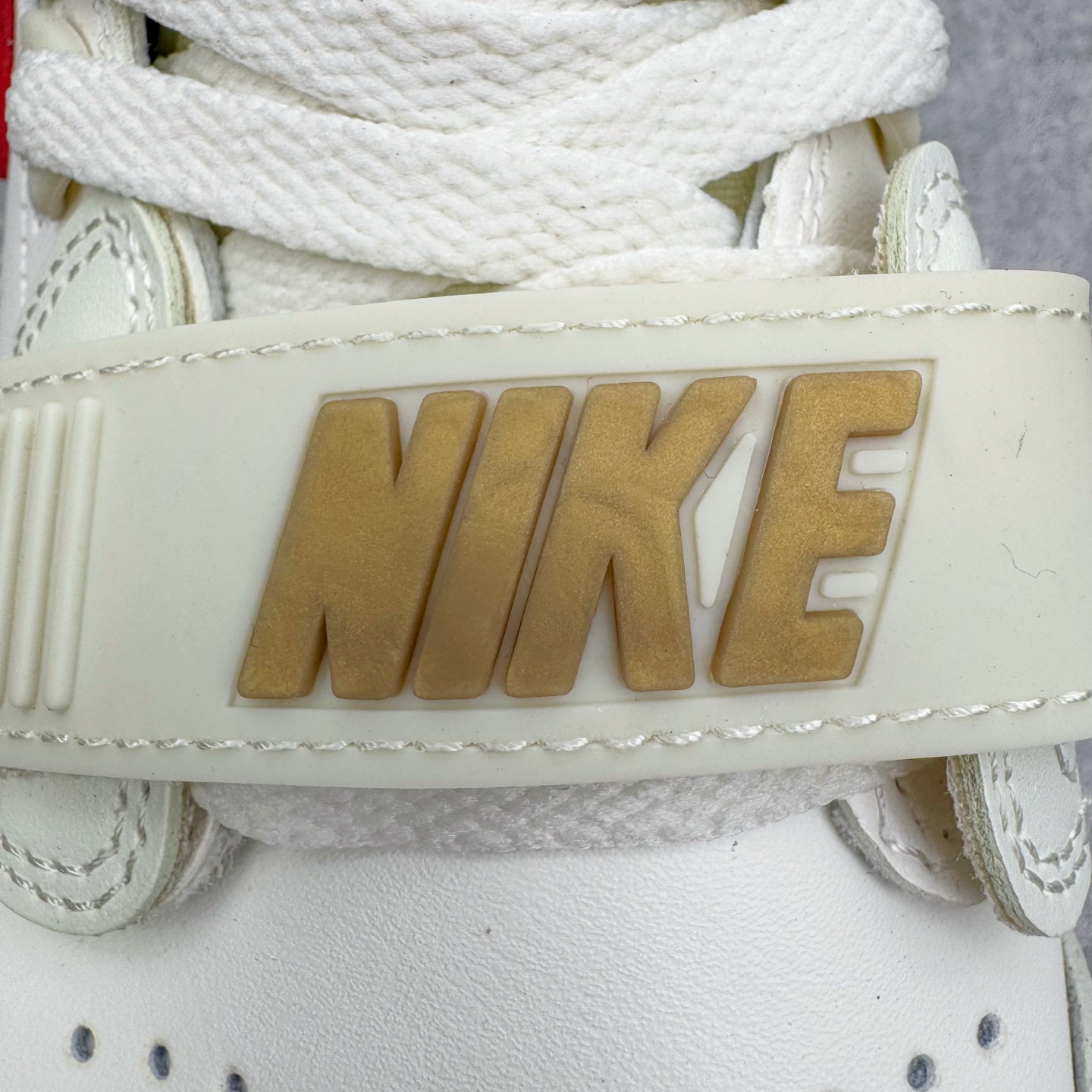 图片[17]-＃KZ神版 Air Jordan Legacy AJ312 High 高帮复古篮球鞋 CNY 马年限定 IQ9785-161 市场最强独一档产物 全套原纸板楦头开发 原厂大底磨具加持立体防滑纹理 原档数据后跟TPU子母扣魔术贴 原装可视Air Sole气垫 原汁原味最完美的312代版型 唯一正确鞋头趴度弧度高度鞋身腰线 进口港宝加持 后跟自然饱满 全鞋荧光划线卡点 追求极致完美 每一双都是工艺品 多重QC质检 超越公司货的品控标准 实实在在的免检产品 鞋身采用了皮革材质打造 横跨鞋面的魔术贴十分吸睛 侧面的Swoosh Logo的一部分被鞋面遮挡了一部分 颇具玩味 魔术贴上标有NK标识 而鞋舌上是Jordan的经典红色飞翼Logo 后跟和鞋底均采用了AJ3的设计 后跟上同样也使用了经典的爆裂纹图案 尺码：36 36.5 37.5 38 38.5 39 40 40.5 41 42 42.5 43 44 44.5 45 46 47.5-选品中心