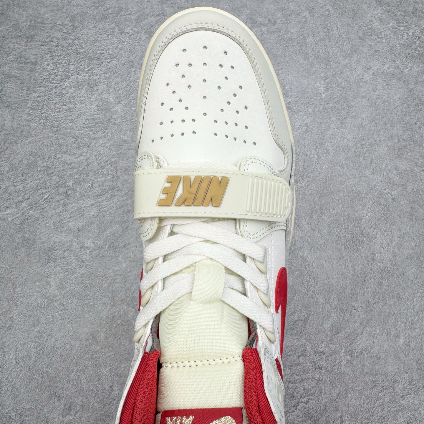 图片[4]-＃KZ神版 Air Jordan Legacy AJ312 High 高帮复古篮球鞋 CNY 马年限定 IQ9785-161 市场最强独一档产物 全套原纸板楦头开发 原厂大底磨具加持立体防滑纹理 原档数据后跟TPU子母扣魔术贴 原装可视Air Sole气垫 原汁原味最完美的312代版型 唯一正确鞋头趴度弧度高度鞋身腰线 进口港宝加持 后跟自然饱满 全鞋荧光划线卡点 追求极致完美 每一双都是工艺品 多重QC质检 超越公司货的品控标准 实实在在的免检产品 鞋身采用了皮革材质打造 横跨鞋面的魔术贴十分吸睛 侧面的Swoosh Logo的一部分被鞋面遮挡了一部分 颇具玩味 魔术贴上标有NK标识 而鞋舌上是Jordan的经典红色飞翼Logo 后跟和鞋底均采用了AJ3的设计 后跟上同样也使用了经典的爆裂纹图案 尺码：36 36.5 37.5 38 38.5 39 40 40.5 41 42 42.5 43 44 44.5 45 46 47.5-选品中心