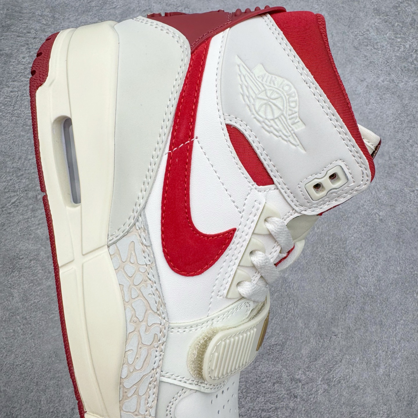 图片[6]-＃KZ神版 Air Jordan Legacy AJ312 High 高帮复古篮球鞋 CNY 马年限定 IQ9785-161 市场最强独一档产物 全套原纸板楦头开发 原厂大底磨具加持立体防滑纹理 原档数据后跟TPU子母扣魔术贴 原装可视Air Sole气垫 原汁原味最完美的312代版型 唯一正确鞋头趴度弧度高度鞋身腰线 进口港宝加持 后跟自然饱满 全鞋荧光划线卡点 追求极致完美 每一双都是工艺品 多重QC质检 超越公司货的品控标准 实实在在的免检产品 鞋身采用了皮革材质打造 横跨鞋面的魔术贴十分吸睛 侧面的Swoosh Logo的一部分被鞋面遮挡了一部分 颇具玩味 魔术贴上标有NK标识 而鞋舌上是Jordan的经典红色飞翼Logo 后跟和鞋底均采用了AJ3的设计 后跟上同样也使用了经典的爆裂纹图案 尺码：36 36.5 37.5 38 38.5 39 40 40.5 41 42 42.5 43 44 44.5 45 46 47.5-选品中心