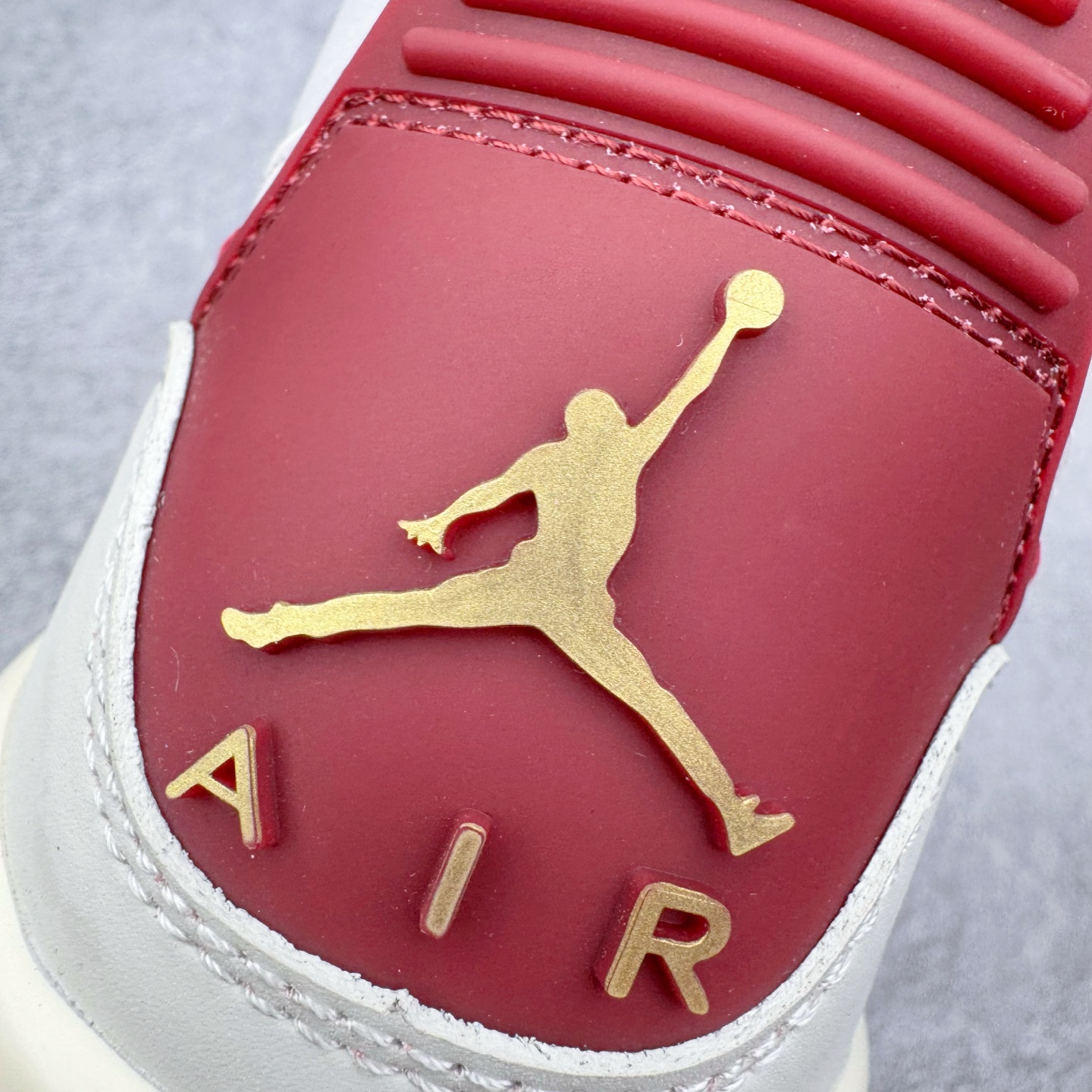 图片[15]-＃KZ神版 Air Jordan Legacy AJ312 High 高帮复古篮球鞋 CNY 马年限定 IQ9785-161 市场最强独一档产物 全套原纸板楦头开发 原厂大底磨具加持立体防滑纹理 原档数据后跟TPU子母扣魔术贴 原装可视Air Sole气垫 原汁原味最完美的312代版型 唯一正确鞋头趴度弧度高度鞋身腰线 进口港宝加持 后跟自然饱满 全鞋荧光划线卡点 追求极致完美 每一双都是工艺品 多重QC质检 超越公司货的品控标准 实实在在的免检产品 鞋身采用了皮革材质打造 横跨鞋面的魔术贴十分吸睛 侧面的Swoosh Logo的一部分被鞋面遮挡了一部分 颇具玩味 魔术贴上标有NK标识 而鞋舌上是Jordan的经典红色飞翼Logo 后跟和鞋底均采用了AJ3的设计 后跟上同样也使用了经典的爆裂纹图案 尺码：36 36.5 37.5 38 38.5 39 40 40.5 41 42 42.5 43 44 44.5 45 46 47.5-选品中心