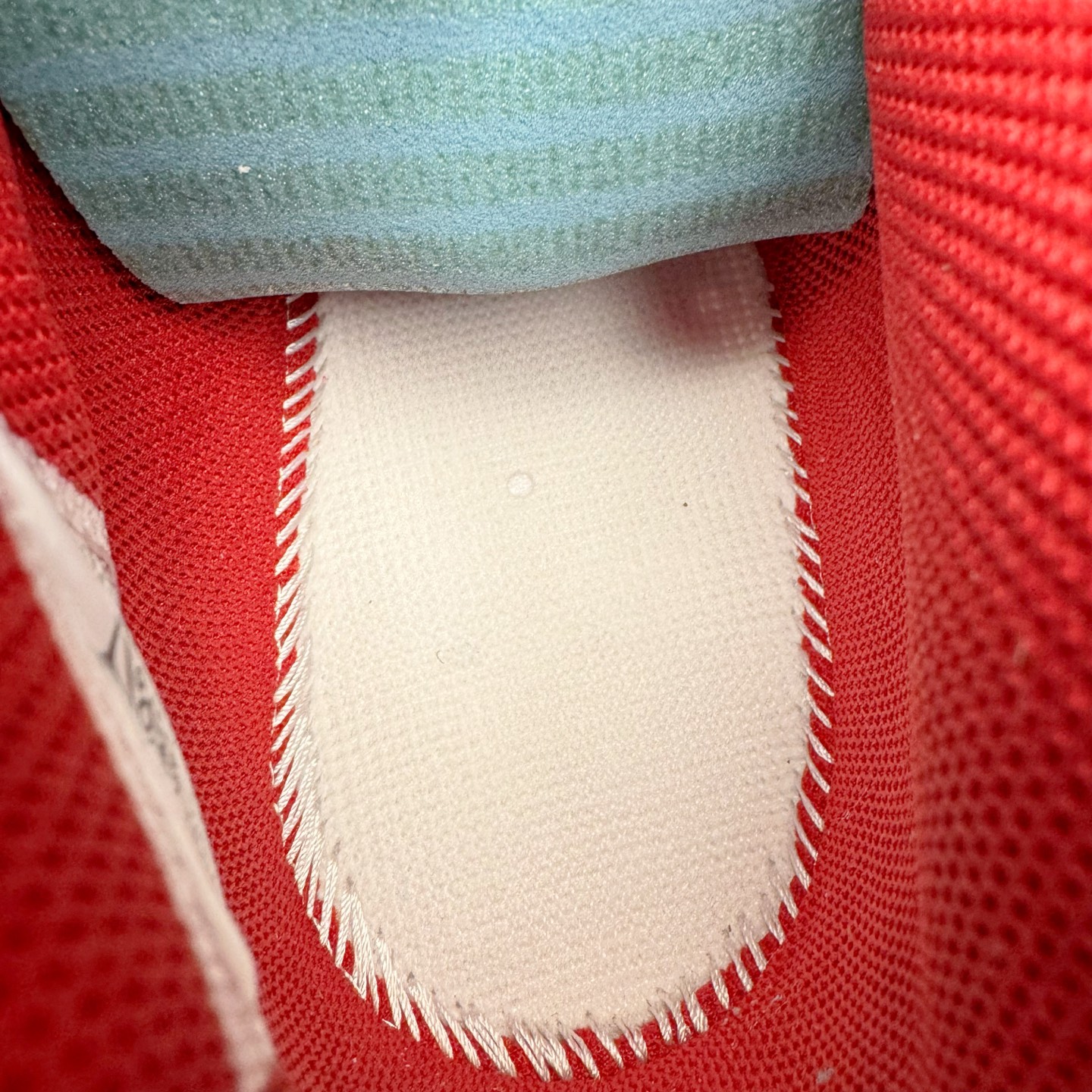 图片[20]-＃KZ神版 Air Jordan Legacy AJ312 High 高帮复古篮球鞋 CNY 马年限定 IQ9785-161 市场最强独一档产物 全套原纸板楦头开发 原厂大底磨具加持立体防滑纹理 原档数据后跟TPU子母扣魔术贴 原装可视Air Sole气垫 原汁原味最完美的312代版型 唯一正确鞋头趴度弧度高度鞋身腰线 进口港宝加持 后跟自然饱满 全鞋荧光划线卡点 追求极致完美 每一双都是工艺品 多重QC质检 超越公司货的品控标准 实实在在的免检产品 鞋身采用了皮革材质打造 横跨鞋面的魔术贴十分吸睛 侧面的Swoosh Logo的一部分被鞋面遮挡了一部分 颇具玩味 魔术贴上标有NK标识 而鞋舌上是Jordan的经典红色飞翼Logo 后跟和鞋底均采用了AJ3的设计 后跟上同样也使用了经典的爆裂纹图案 尺码：36 36.5 37.5 38 38.5 39 40 40.5 41 42 42.5 43 44 44.5 45 46 47.5-选品中心