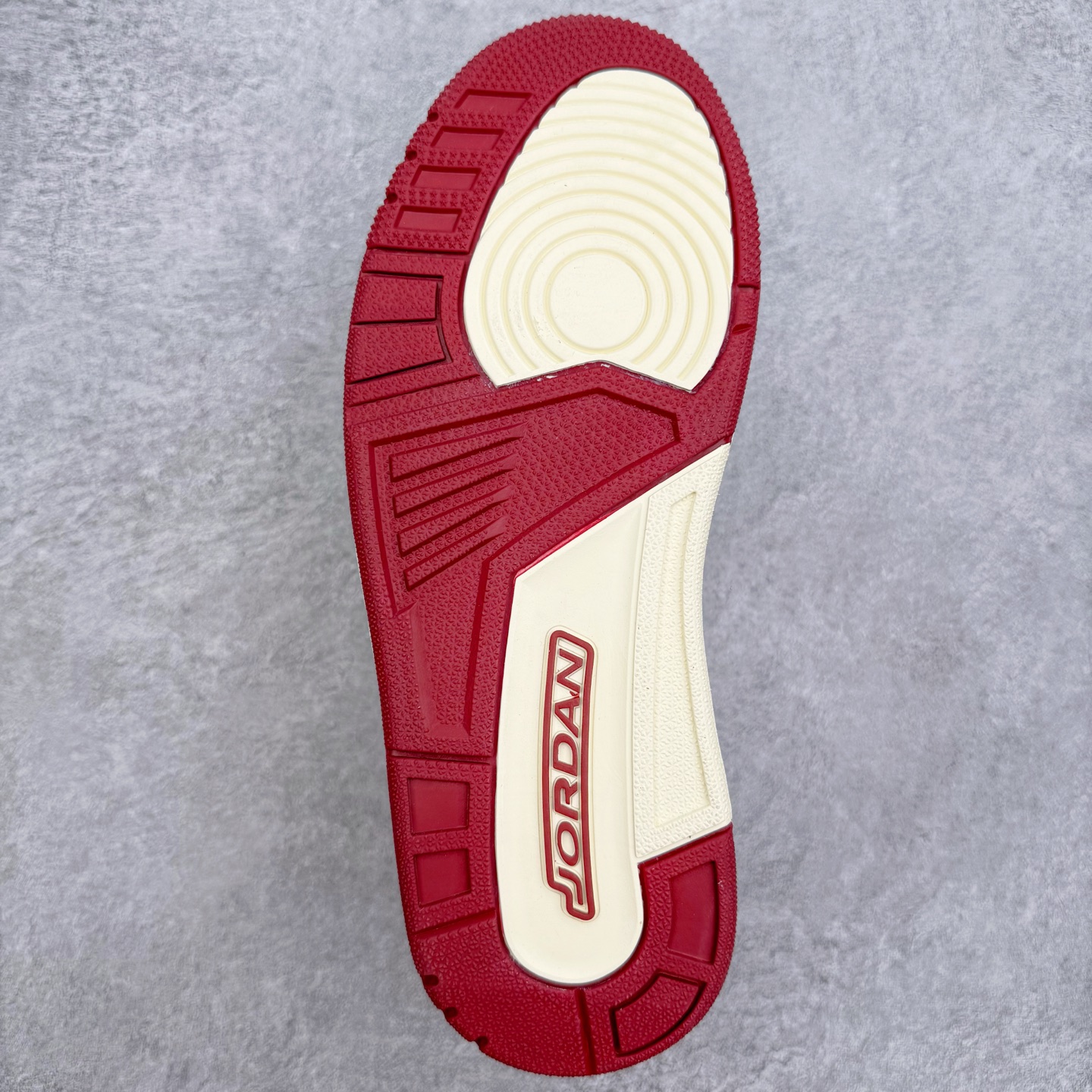 图片[9]-＃KZ神版 Air Jordan Legacy AJ312 High 高帮复古篮球鞋 CNY 马年限定 IQ9785-161 市场最强独一档产物 全套原纸板楦头开发 原厂大底磨具加持立体防滑纹理 原档数据后跟TPU子母扣魔术贴 原装可视Air Sole气垫 原汁原味最完美的312代版型 唯一正确鞋头趴度弧度高度鞋身腰线 进口港宝加持 后跟自然饱满 全鞋荧光划线卡点 追求极致完美 每一双都是工艺品 多重QC质检 超越公司货的品控标准 实实在在的免检产品 鞋身采用了皮革材质打造 横跨鞋面的魔术贴十分吸睛 侧面的Swoosh Logo的一部分被鞋面遮挡了一部分 颇具玩味 魔术贴上标有NK标识 而鞋舌上是Jordan的经典红色飞翼Logo 后跟和鞋底均采用了AJ3的设计 后跟上同样也使用了经典的爆裂纹图案 尺码：36 36.5 37.5 38 38.5 39 40 40.5 41 42 42.5 43 44 44.5 45 46 47.5-选品中心