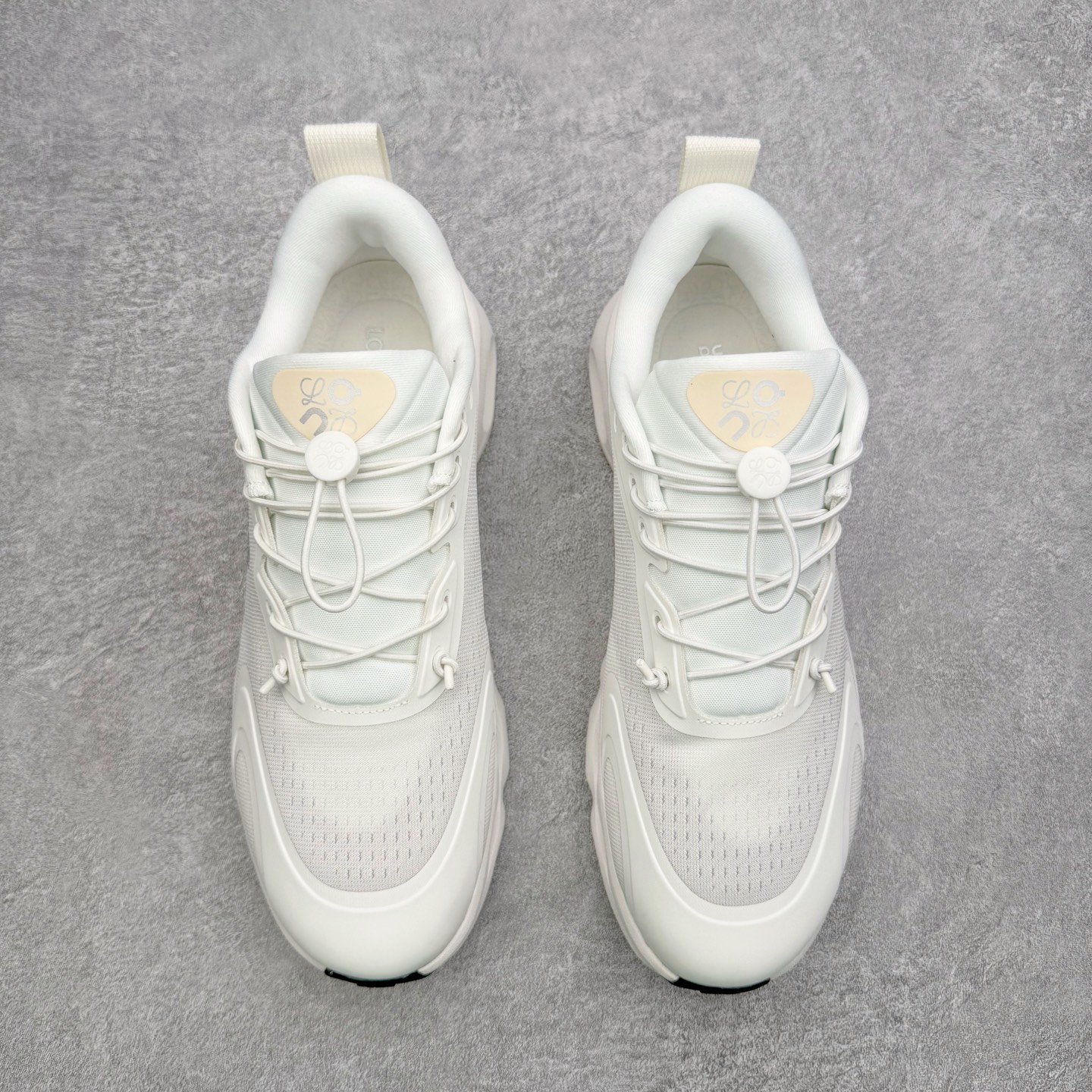 图片[2]-＃莞产 LOEWE罗意威 x ON昂跑 联名款 Cloudsolo系列 •原鞋一致橡胶底 原版高弹MD 加爆米花料 •正确后跟小蛮腰 •Logo立体有光泽度 •正确鞋头饱满立体 •鞋舌TPU立体高频 •正确鞋面网布多层厚实材料 •后跟织带高频立体 织带上浆加硬 •正确鞋带头滴胶柔软 •正确鞋垫前薄后厚有弹性（欧奈斯材料，非普通海玻璃） 尺码：36 36.5 37 37.5 38 38.5 39 40 40.5 41 42 42.5 43 44 44.5 45 46（真半码）-选品中心