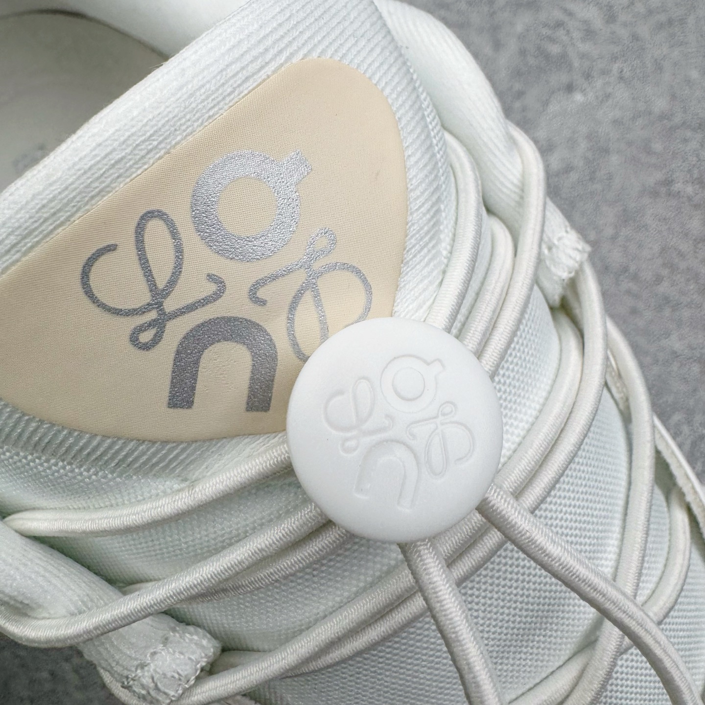 图片[13]-＃莞产 LOEWE罗意威 x ON昂跑 联名款 Cloudsolo系列 •原鞋一致橡胶底 原版高弹MD 加爆米花料 •正确后跟小蛮腰 •Logo立体有光泽度 •正确鞋头饱满立体 •鞋舌TPU立体高频 •正确鞋面网布多层厚实材料 •后跟织带高频立体 织带上浆加硬 •正确鞋带头滴胶柔软 •正确鞋垫前薄后厚有弹性（欧奈斯材料，非普通海玻璃） 尺码：36 36.5 37 37.5 38 38.5 39 40 40.5 41 42 42.5 43 44 44.5 45 46（真半码）-选品中心