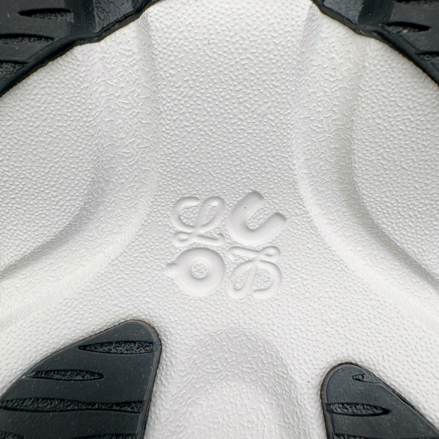 图片[19]-＃莞产 LOEWE罗意威 x ON昂跑 联名款 Cloudsolo系列 •原鞋一致橡胶底 原版高弹MD 加爆米花料 •正确后跟小蛮腰 •Logo立体有光泽度 •正确鞋头饱满立体 •鞋舌TPU立体高频 •正确鞋面网布多层厚实材料 •后跟织带高频立体 织带上浆加硬 •正确鞋带头滴胶柔软 •正确鞋垫前薄后厚有弹性（欧奈斯材料，非普通海玻璃） 尺码：36 36.5 37 37.5 38 38.5 39 40 40.5 41 42 42.5 43 44 44.5 45 46（真半码）-选品中心