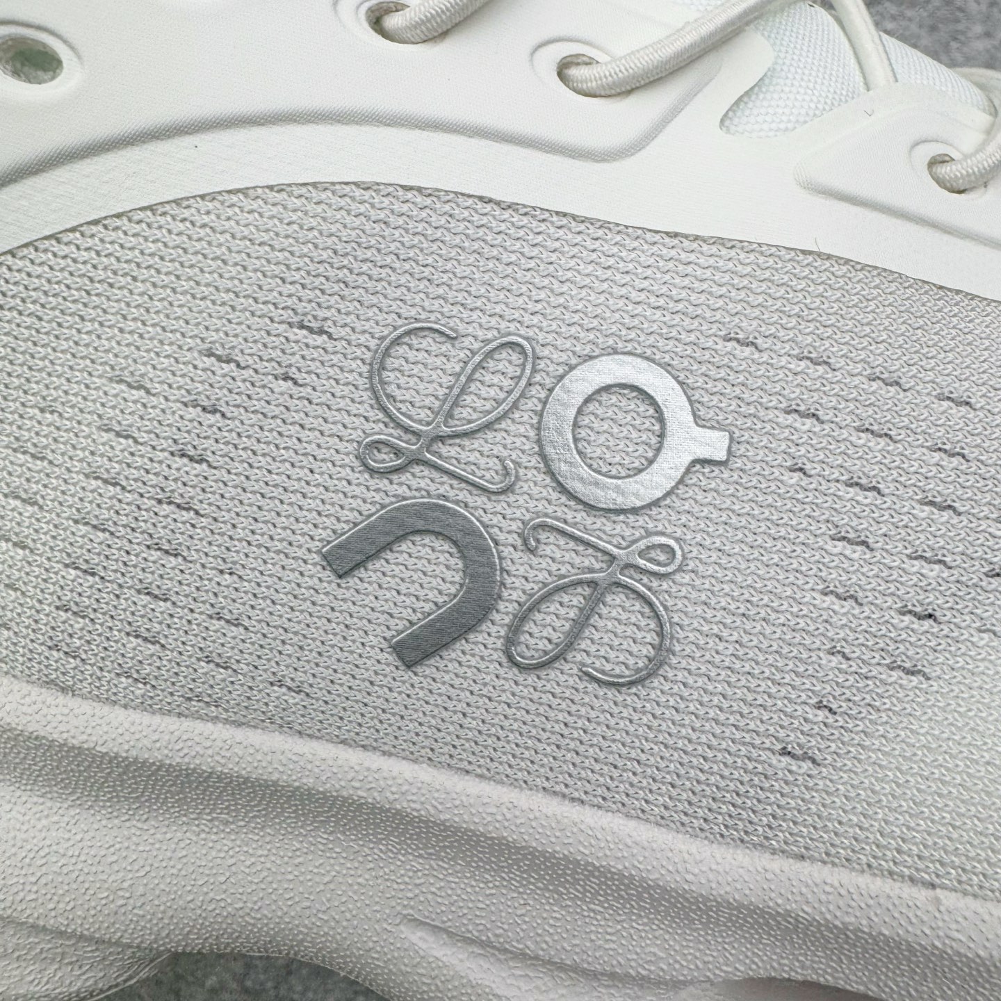 图片[16]-＃莞产 LOEWE罗意威 x ON昂跑 联名款 Cloudsolo系列 •原鞋一致橡胶底 原版高弹MD 加爆米花料 •正确后跟小蛮腰 •Logo立体有光泽度 •正确鞋头饱满立体 •鞋舌TPU立体高频 •正确鞋面网布多层厚实材料 •后跟织带高频立体 织带上浆加硬 •正确鞋带头滴胶柔软 •正确鞋垫前薄后厚有弹性（欧奈斯材料，非普通海玻璃） 尺码：36 36.5 37 37.5 38 38.5 39 40 40.5 41 42 42.5 43 44 44.5 45 46（真半码）-选品中心