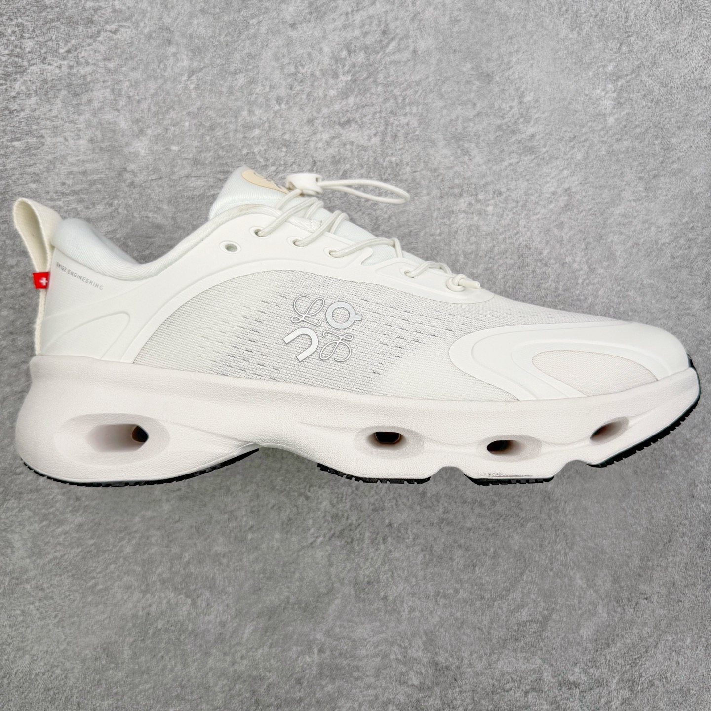 ＃莞产 LOEWE罗意威 x ON昂跑 联名款 Cloudsolo系列 •原鞋一致橡胶底 原版高弹MD 加爆米花料 •正确后跟小蛮腰 •Logo立体有光泽度 •正确鞋头饱满立体 •鞋舌TPU立体高频 •正确鞋面网布多层厚实材料 •后跟织带高频立体 织带上浆加硬 •正确鞋带头滴胶柔软 •正确鞋垫前薄后厚有弹性（欧奈斯材料，非普通海玻璃） 尺码：36 36.5 37 37.5 38 38.5 39 40 40.5 41 42 42.5 43 44 44.5 45 46（真半码）-选品中心