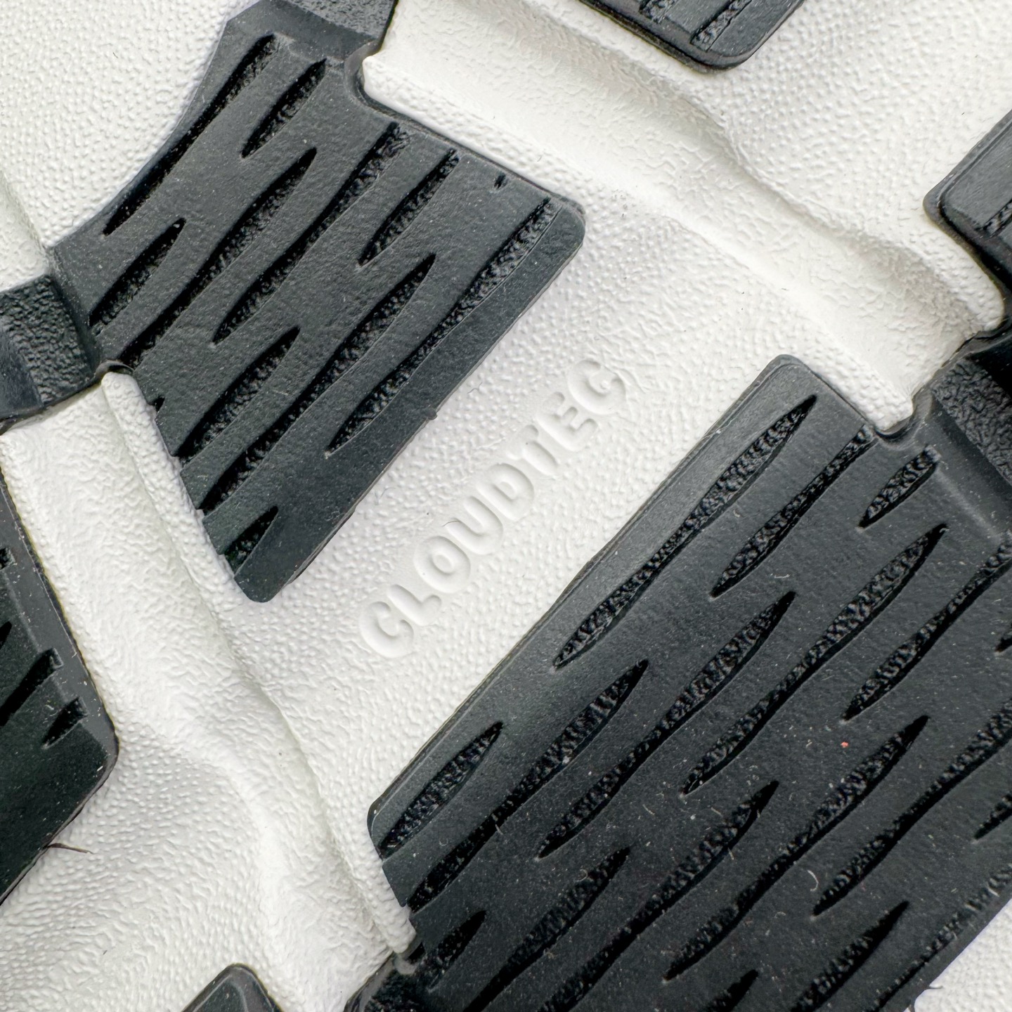 图片[18]-＃莞产 LOEWE罗意威 x ON昂跑 联名款 Cloudsolo系列 •原鞋一致橡胶底 原版高弹MD 加爆米花料 •正确后跟小蛮腰 •Logo立体有光泽度 •正确鞋头饱满立体 •鞋舌TPU立体高频 •正确鞋面网布多层厚实材料 •后跟织带高频立体 织带上浆加硬 •正确鞋带头滴胶柔软 •正确鞋垫前薄后厚有弹性（欧奈斯材料，非普通海玻璃） 尺码：36 36.5 37 37.5 38 38.5 39 40 40.5 41 42 42.5 43 44 44.5 45 46（真半码）-选品中心