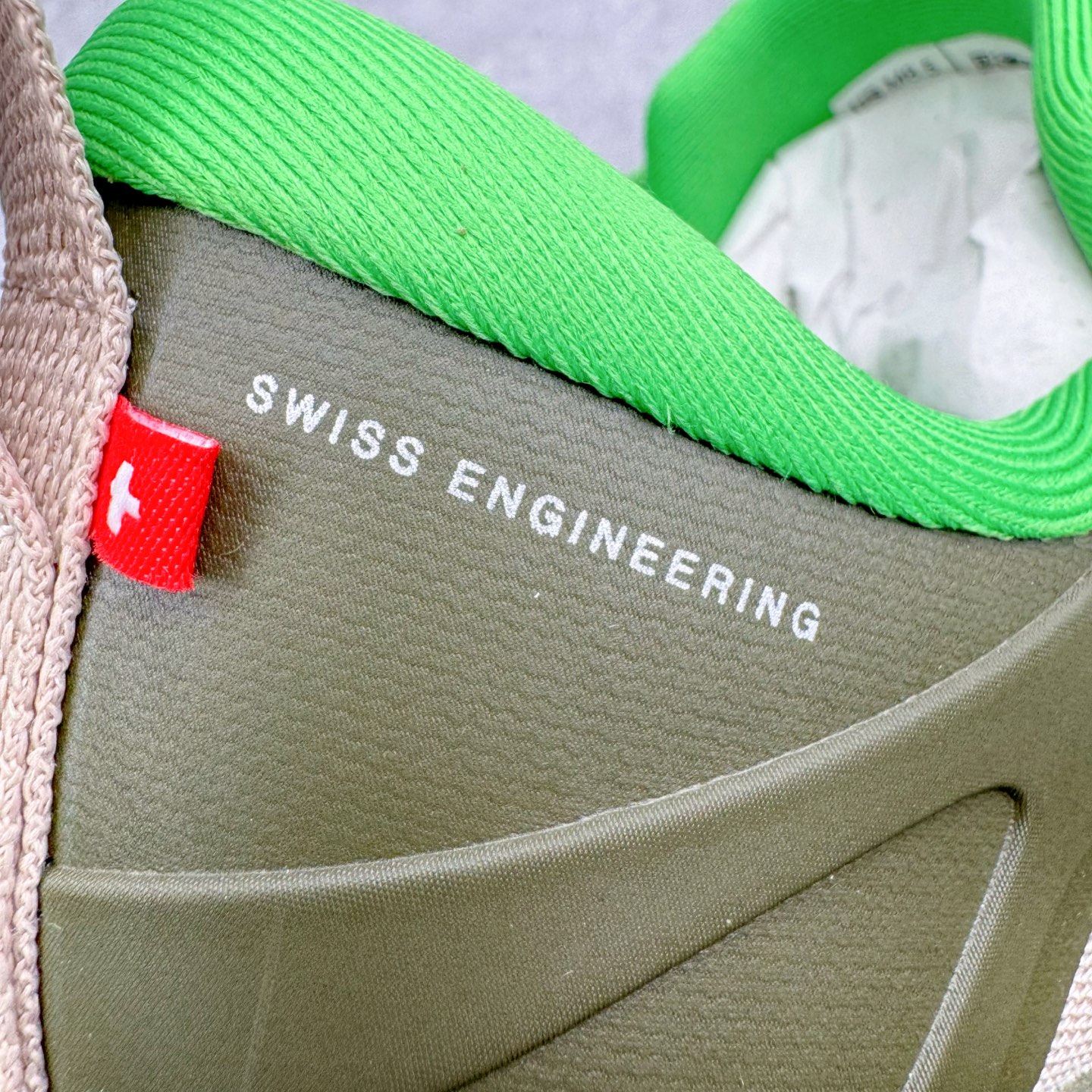 图片[13]-＃莞产 LOEWE罗意威 x ON昂跑 联名款 Cloudsolo系列 •原鞋一致橡胶底 原版高弹MD 加爆米花料 •正确后跟小蛮腰 •Logo立体有光泽度 •正确鞋头饱满立体 •鞋舌TPU立体高频 •正确鞋面网布多层厚实材料 •后跟织带高频立体 织带上浆加硬 •正确鞋带头滴胶柔软 •正确鞋垫前薄后厚有弹性（欧奈斯材料，非普通海玻璃） 尺码：36 36.5 37 37.5 38 38.5 39 40 40.5 41 42 42.5 43 44 44.5 45 46（真半码）-选品中心